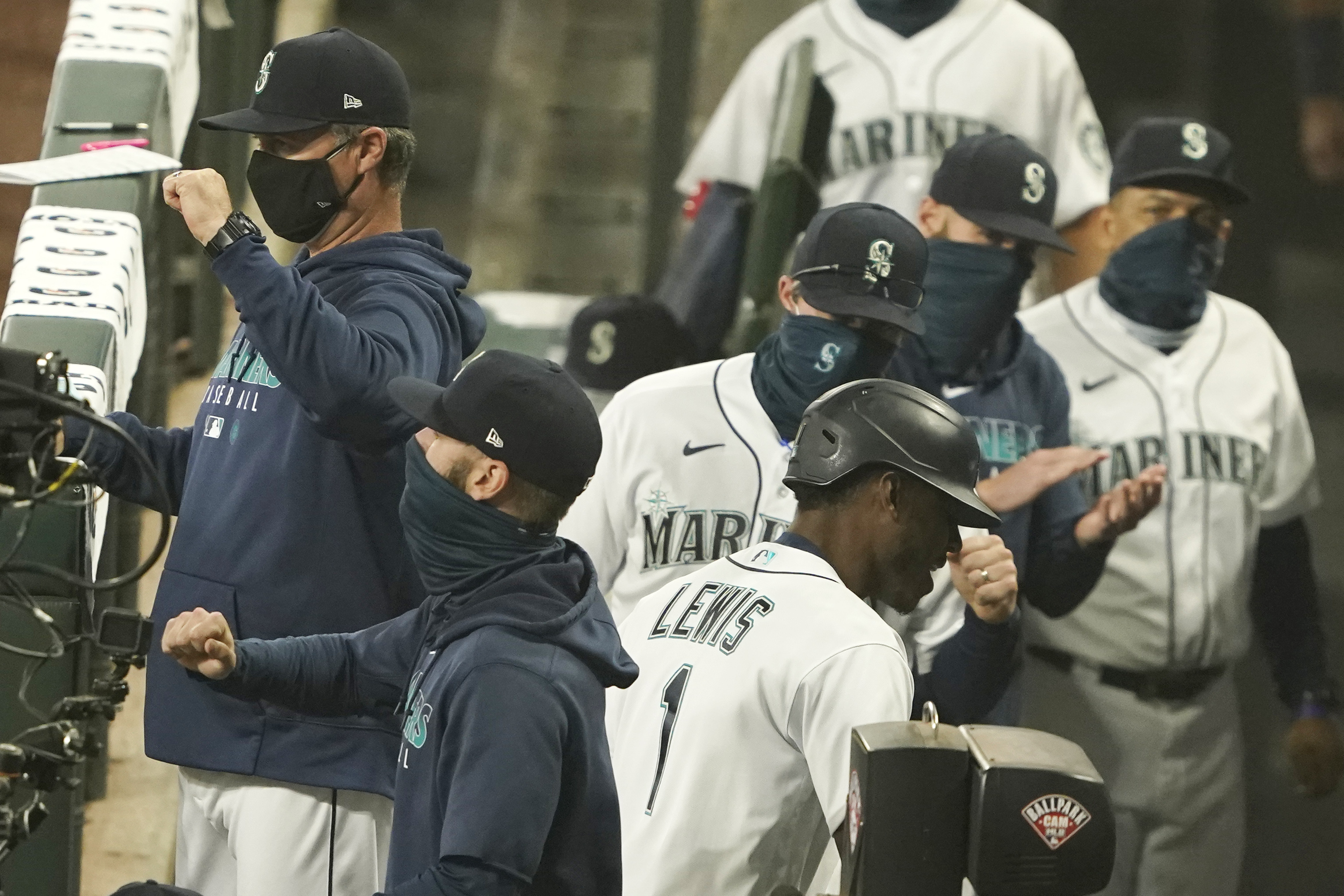 Mariners rookie Kyle Lewis robs Ramon Laureano of grand slam