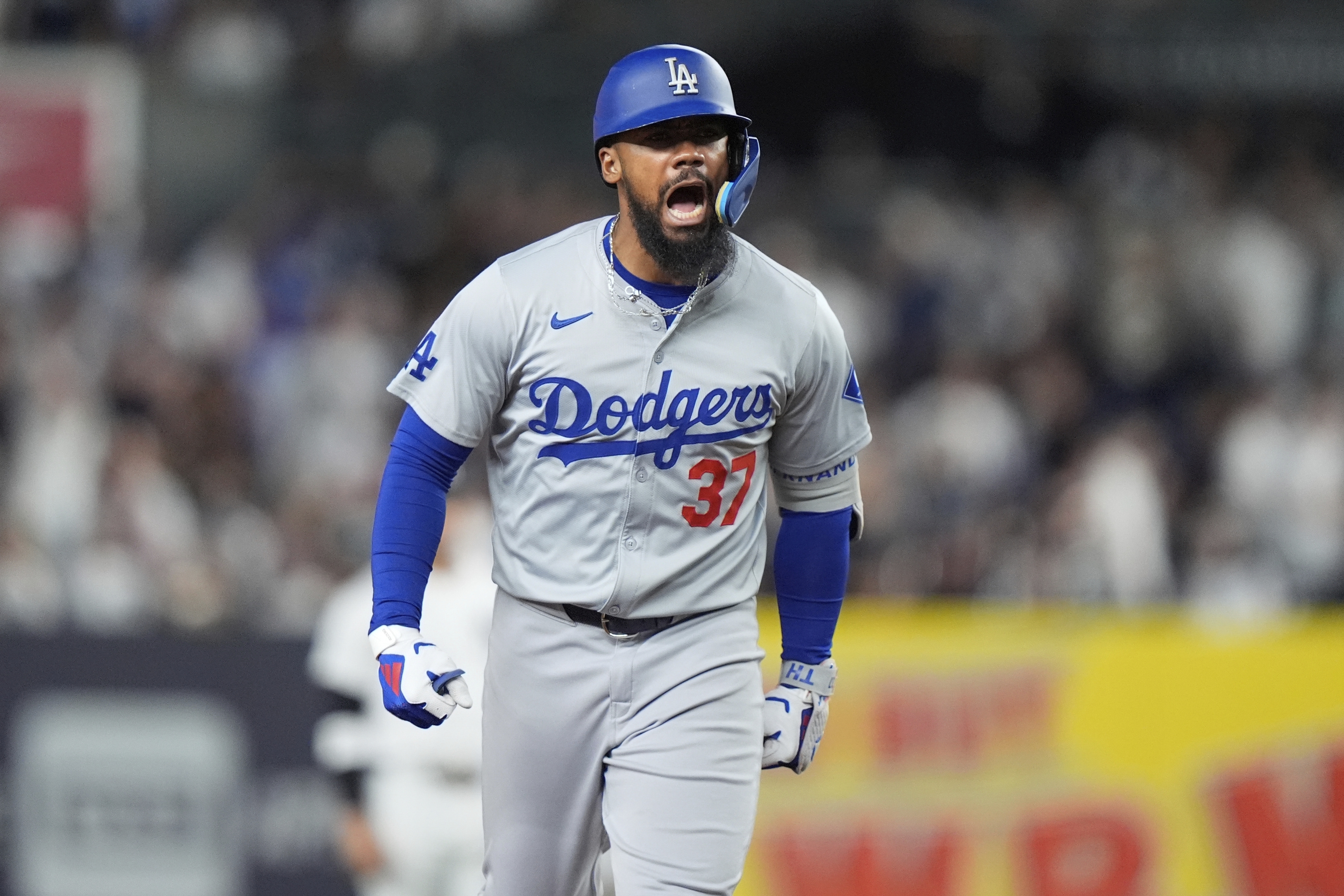 Teoscar Hernández powers Dodgers to 11-3 win over Yankees