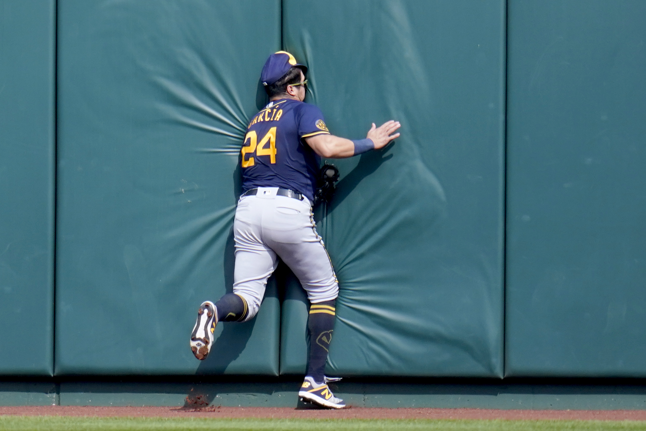 Cardinals beat Brewers, both clinch postseason berths