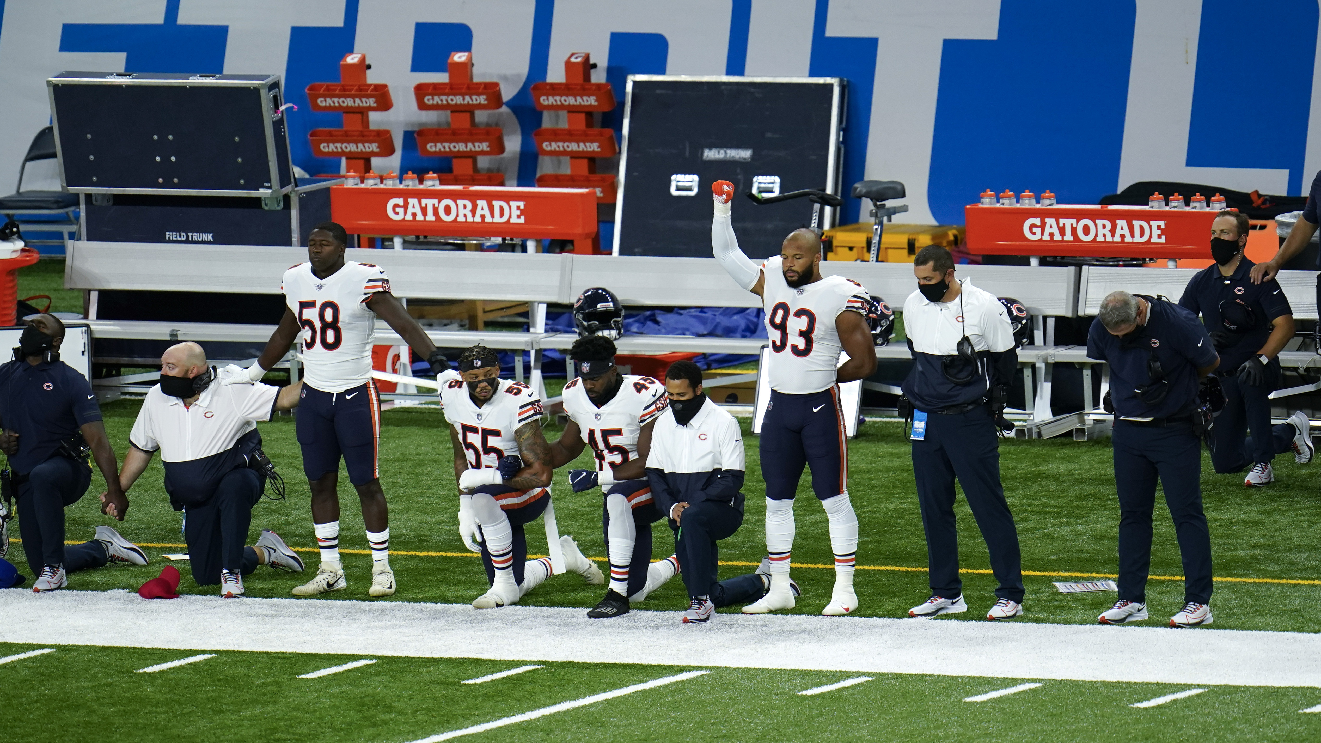 Green Bay Packers and Chicago Bears players lock arms in anthem gesture, NFL