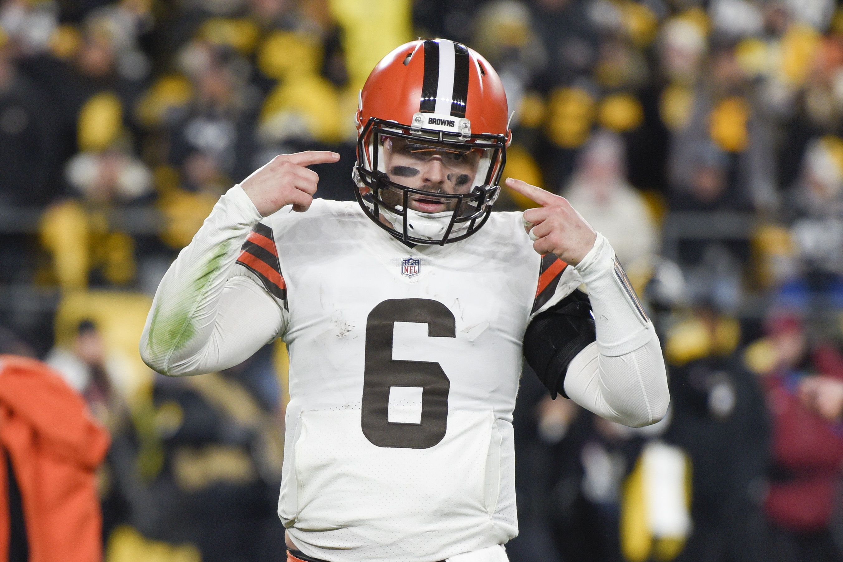 Photo: Browns Mayfield warms up for pre season game against