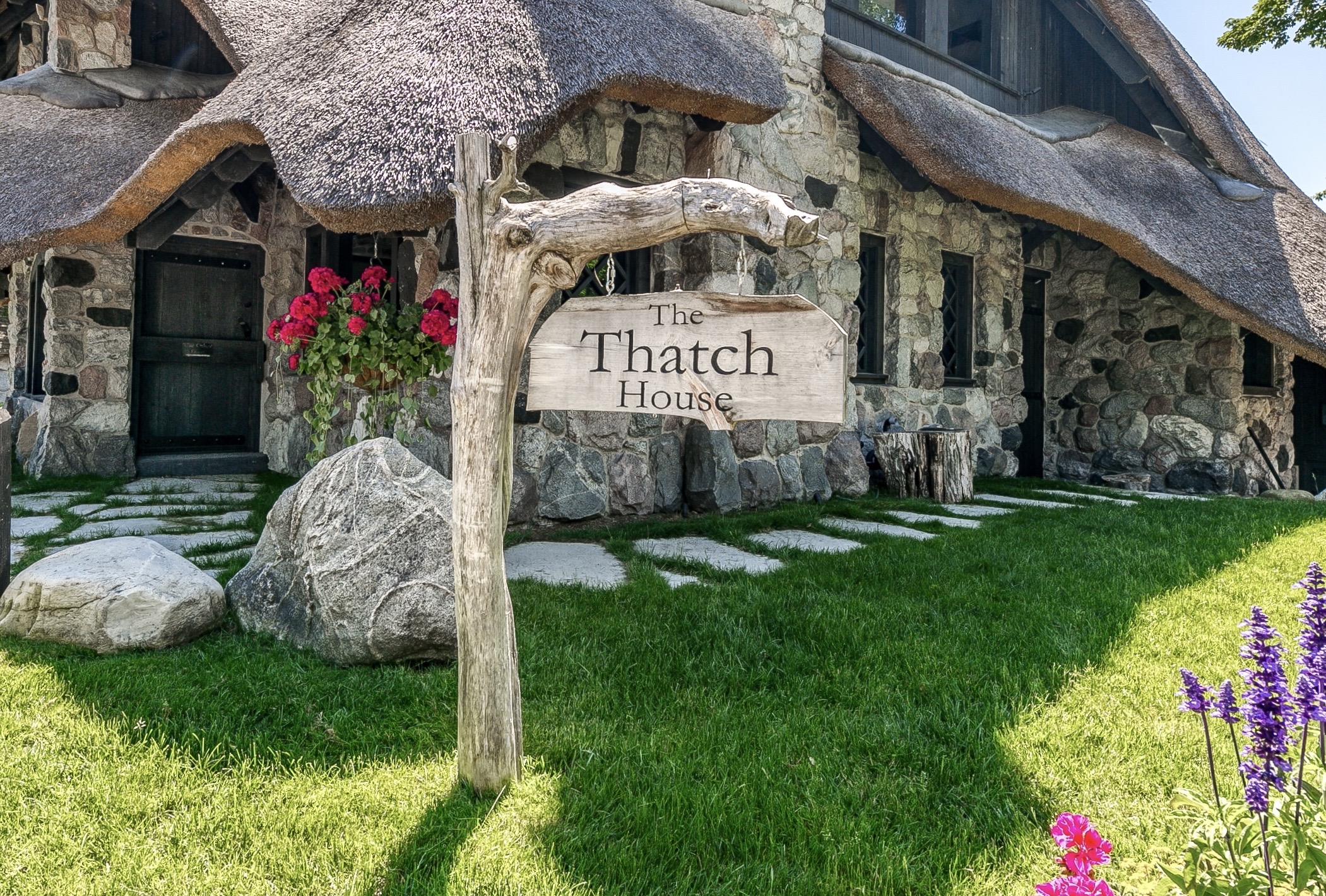 Michigan's Thatch House Is a Masterful Mushroom-Styled Renovation