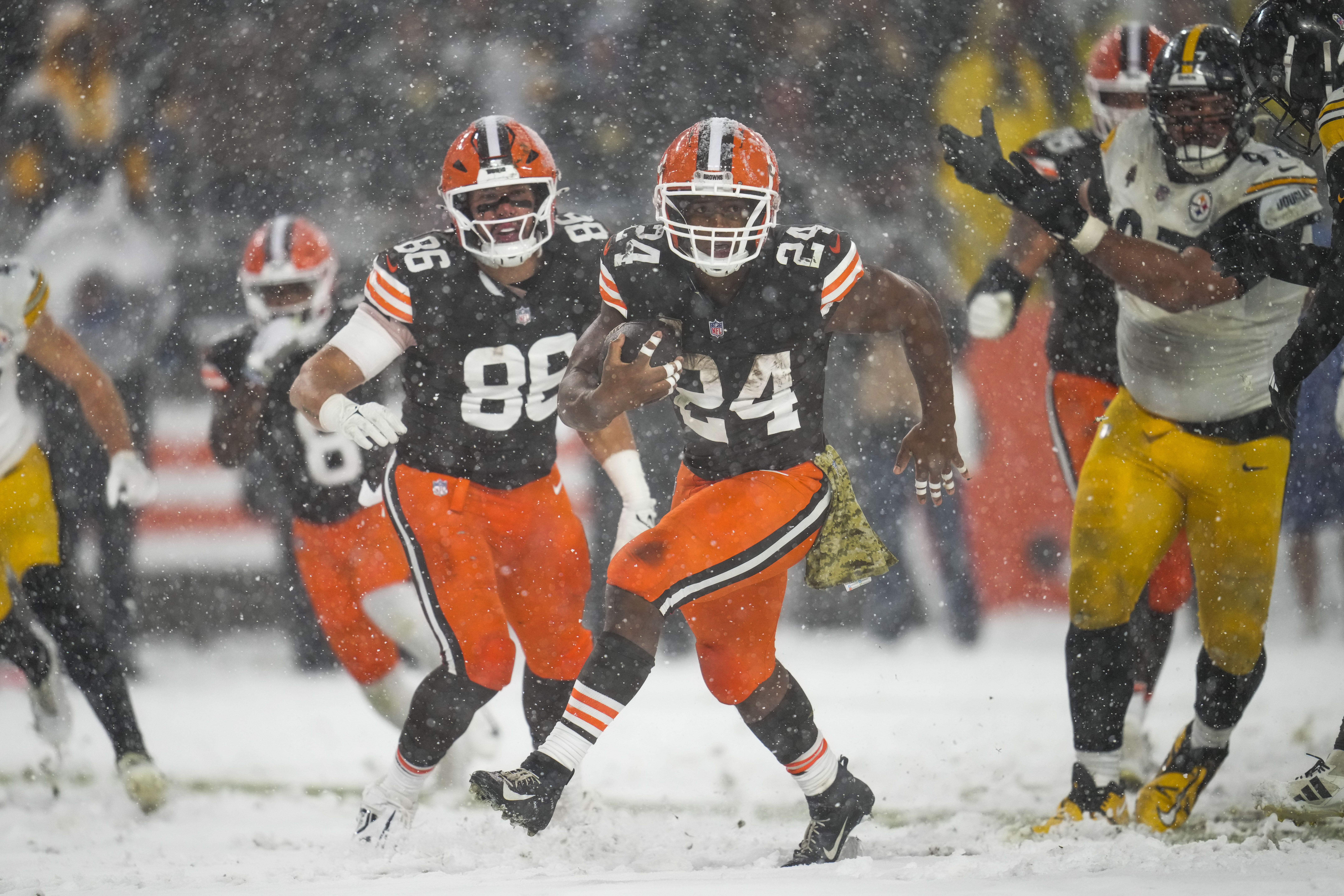 Nick Chubb plows through heavy snow for 2-yard TD, giving Browns