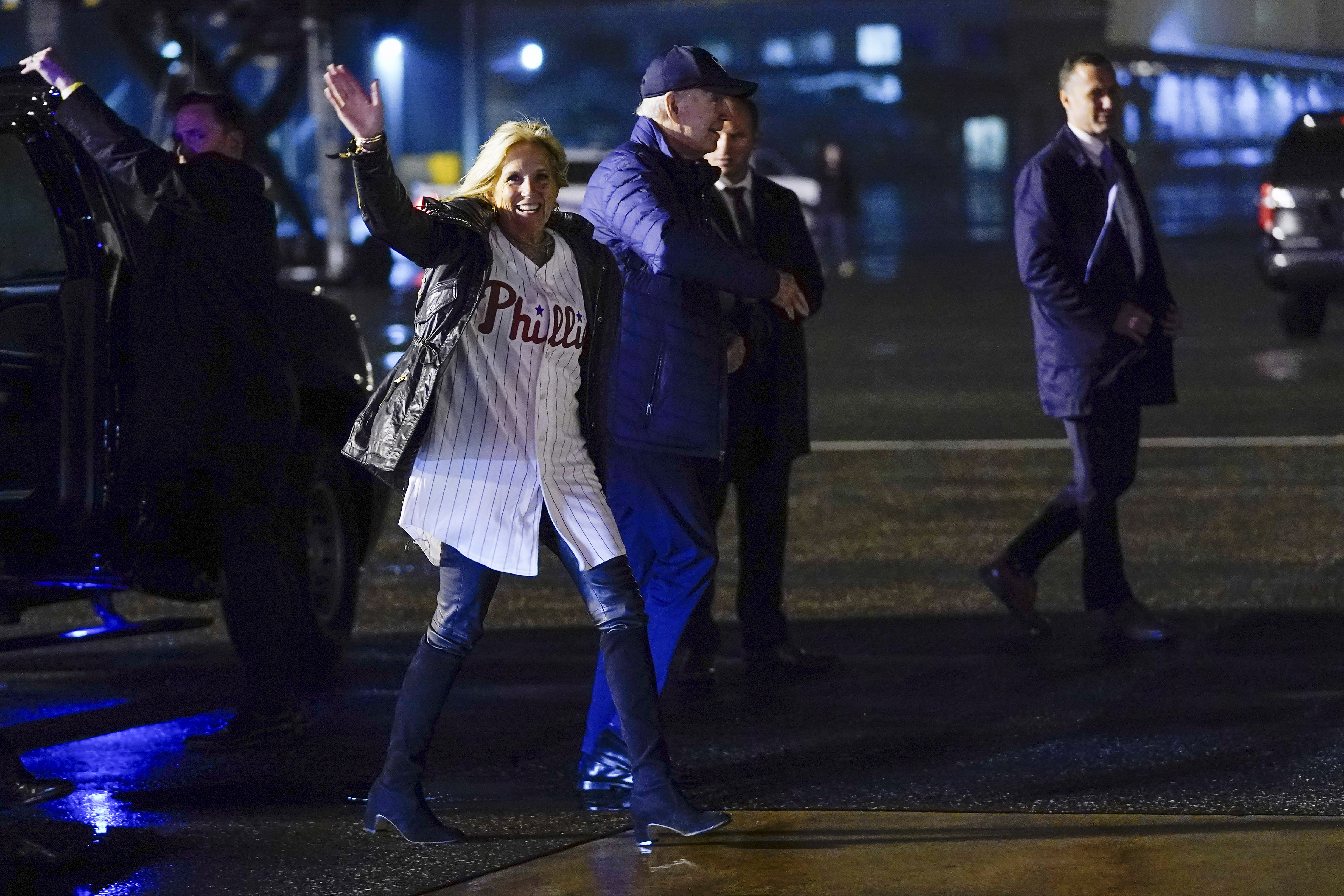 Phillies Fan Runs on Field to Celebrate Win, Gets Destroyed by Security  Guard - TMSPN