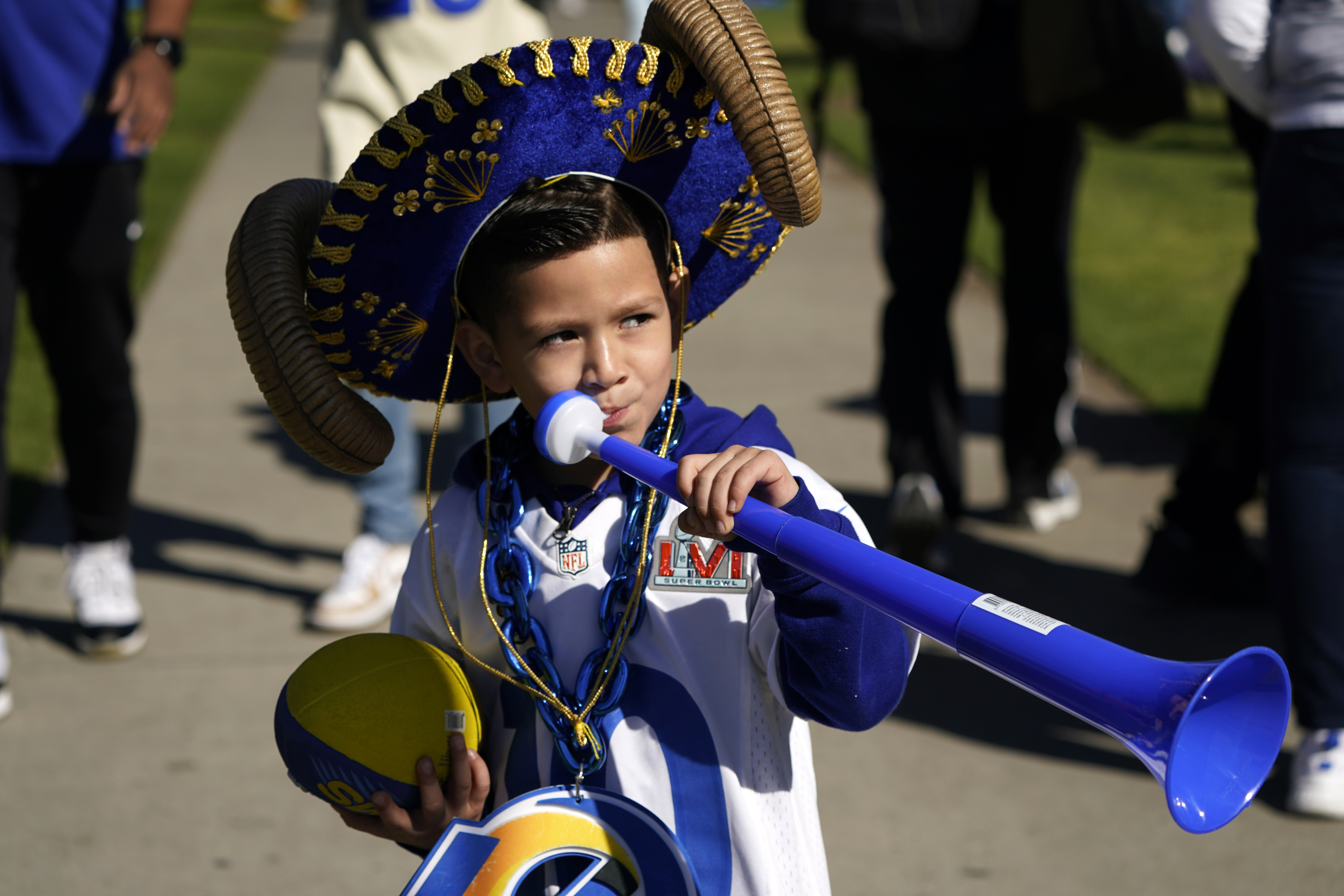 Rams fans cheer Super Bowl champs at Los Angeles victory parade