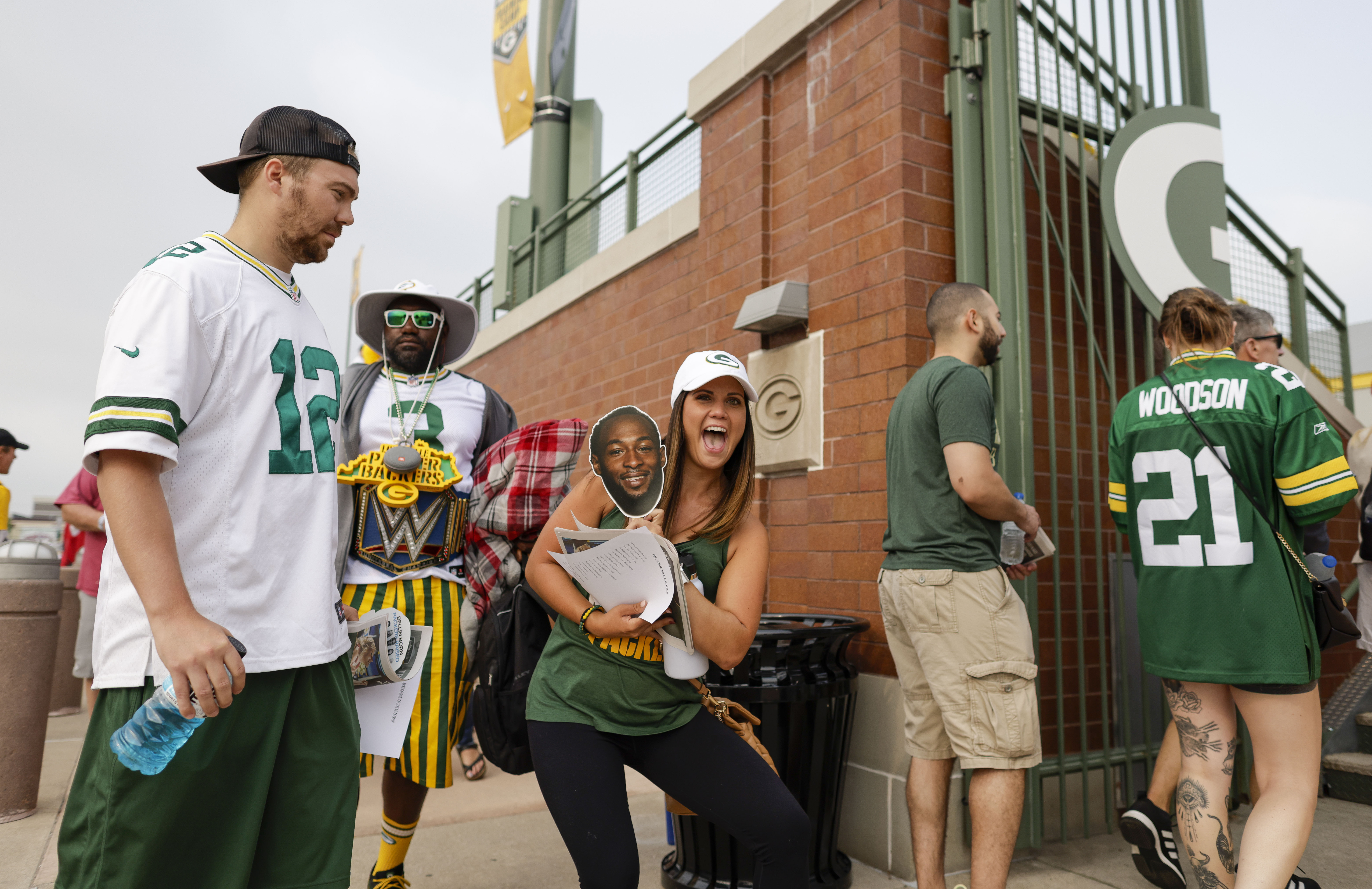 Family loans bikes for kids during Packers training camp bike ride