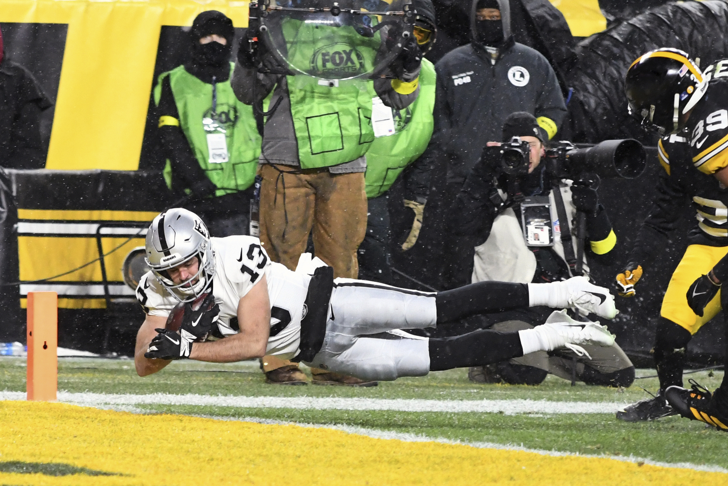 Steelers honor Franco Harris by rallying past Raiders 13-10