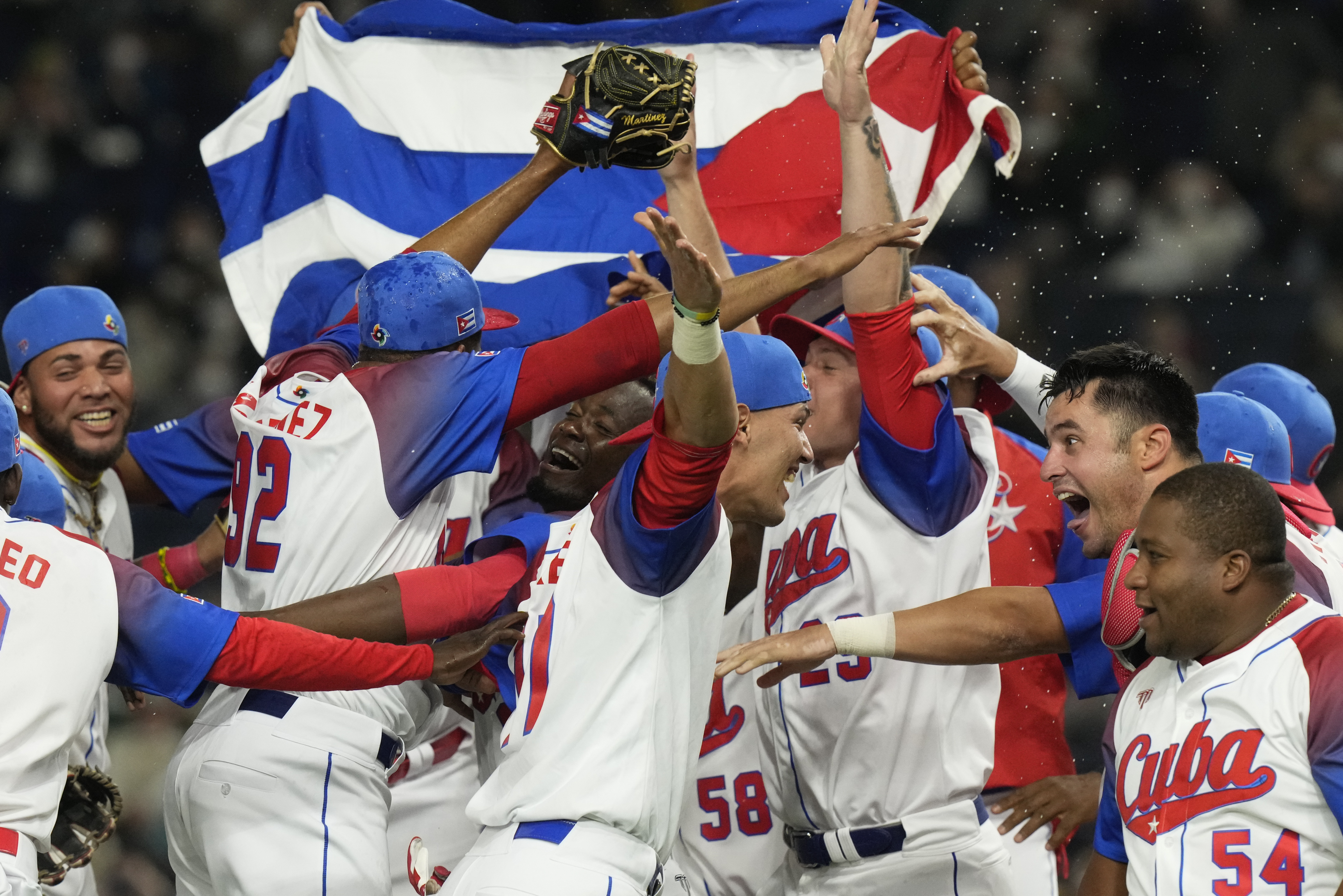 Randy Arozarena robs home run vs. Japan in World Baseball Classic