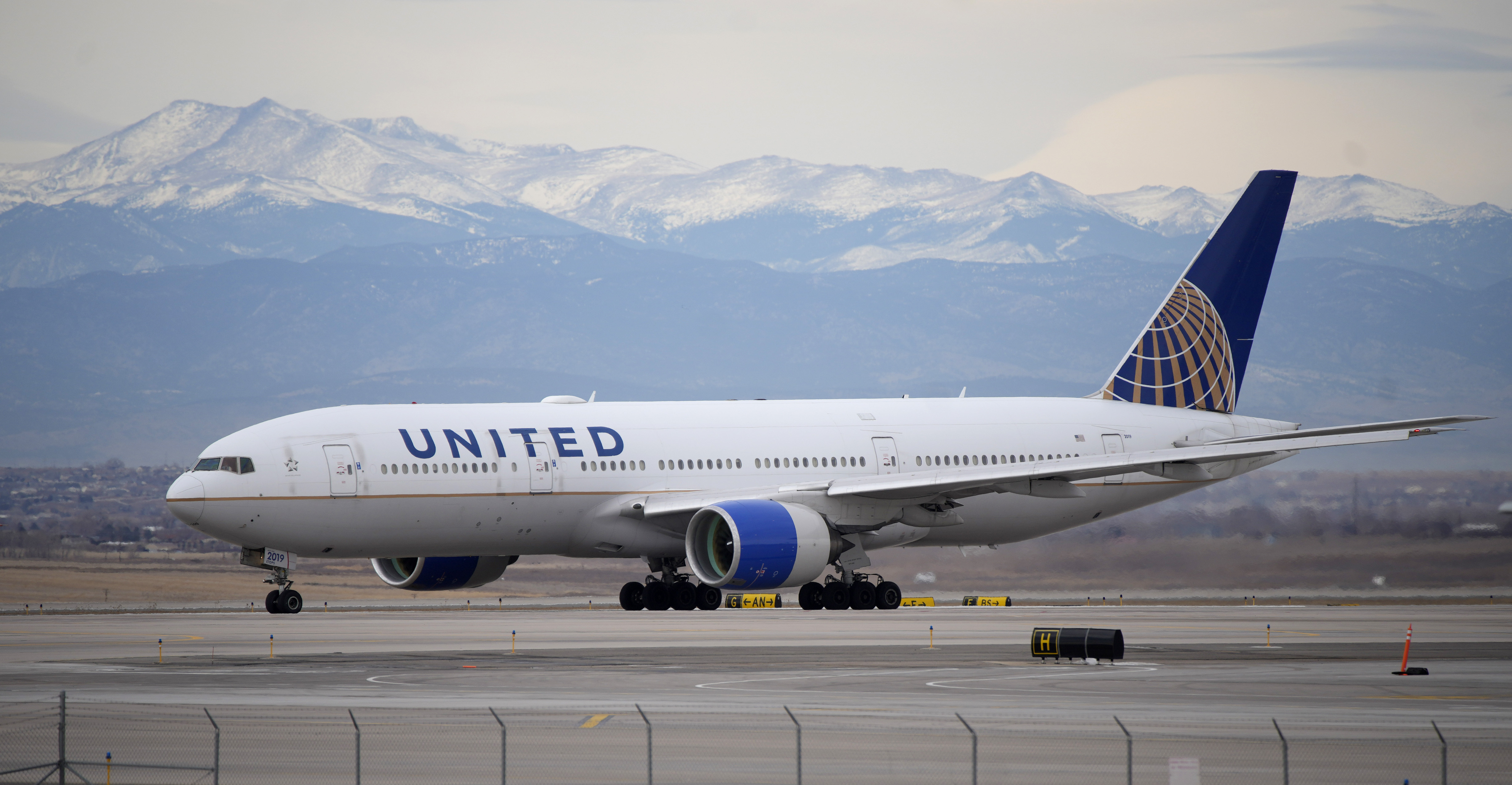 United Airlines loses $194 million but sees 2Q turnaround
