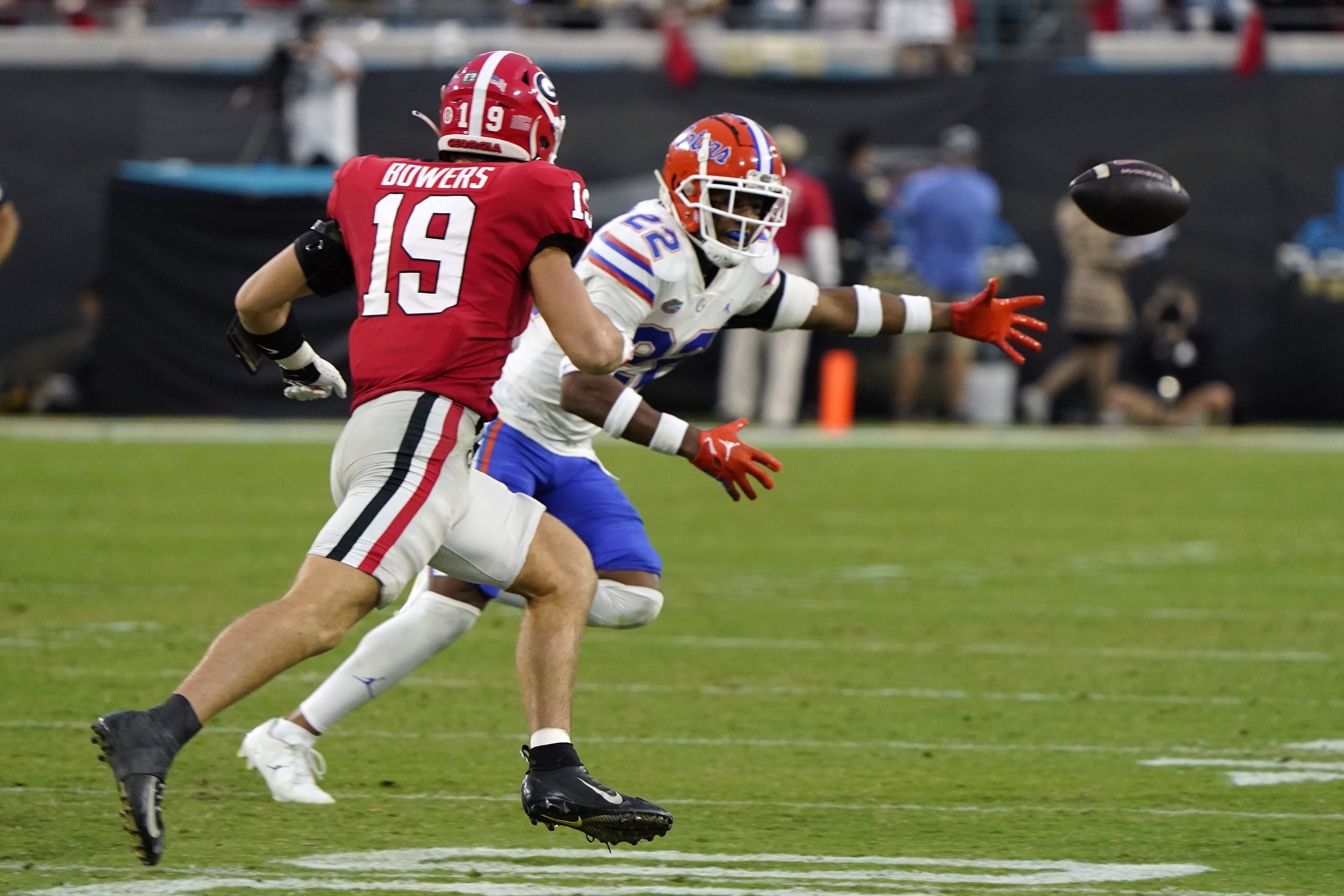 Brock Bowers put the No. 1 Dawgs on his BACK 