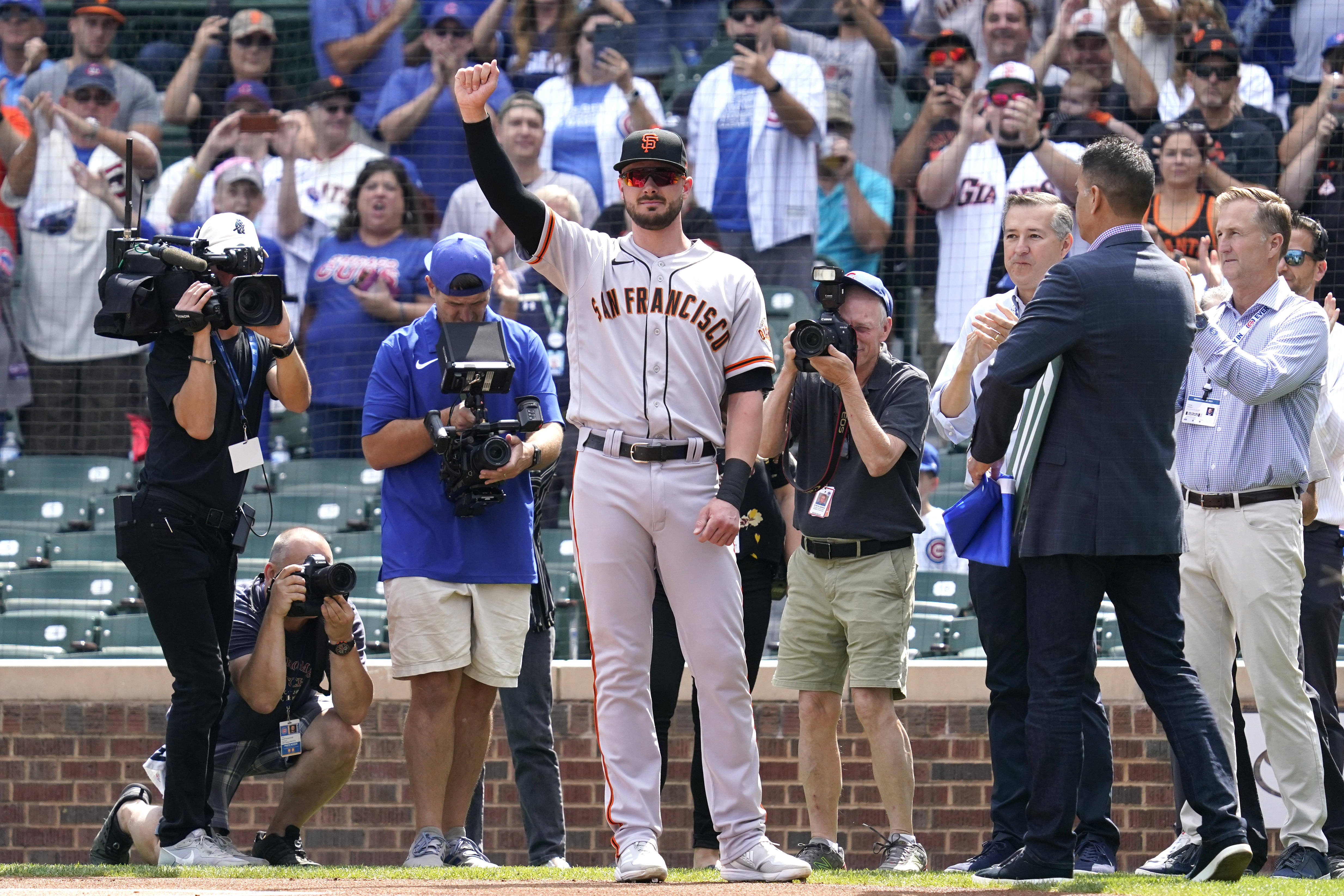 Chicago Cubs' Kris Bryant leaves with bruised right hand after hit