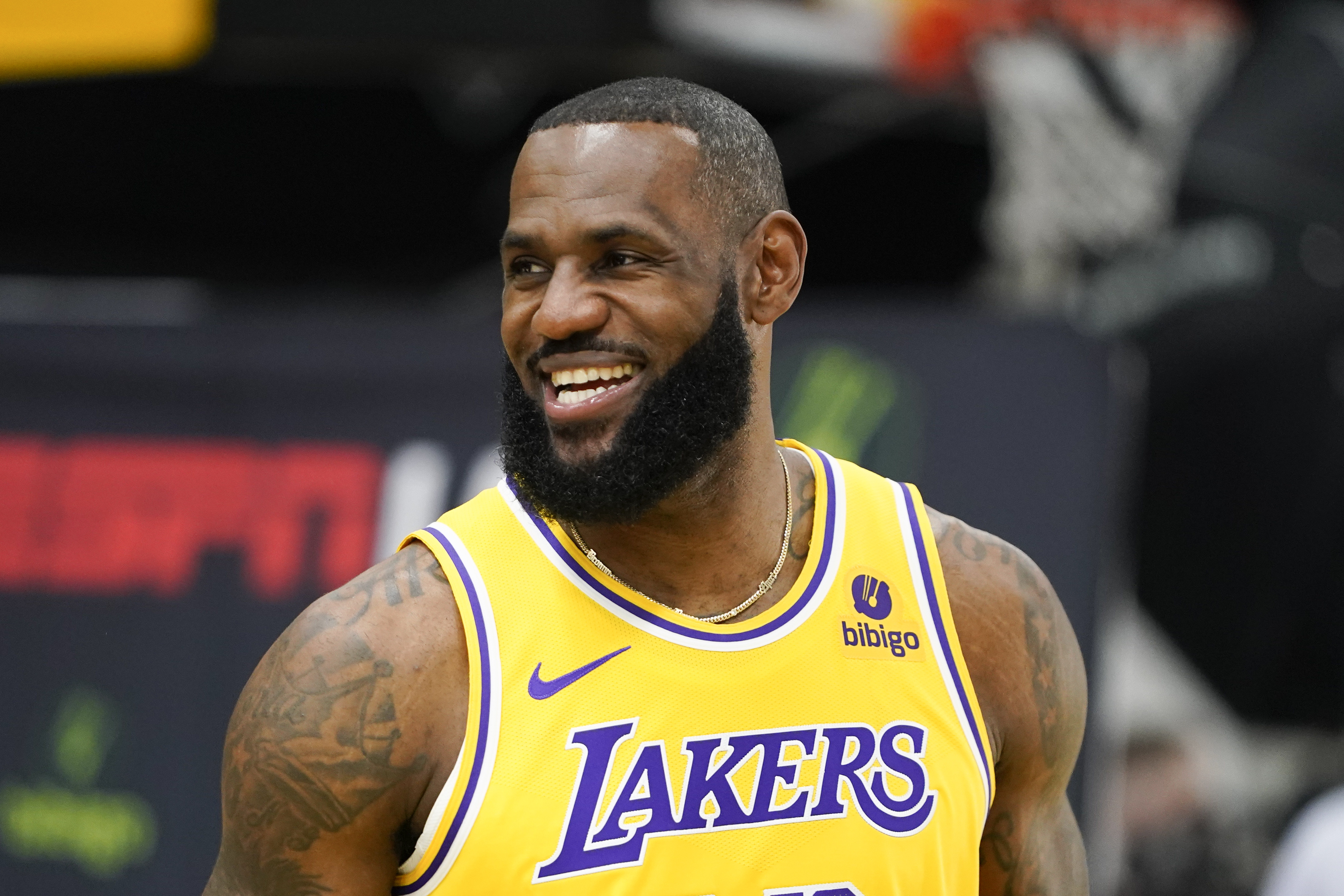 LeBron James's L.A. Lakers Jersey Sells At Record Pace - The Garnette Report