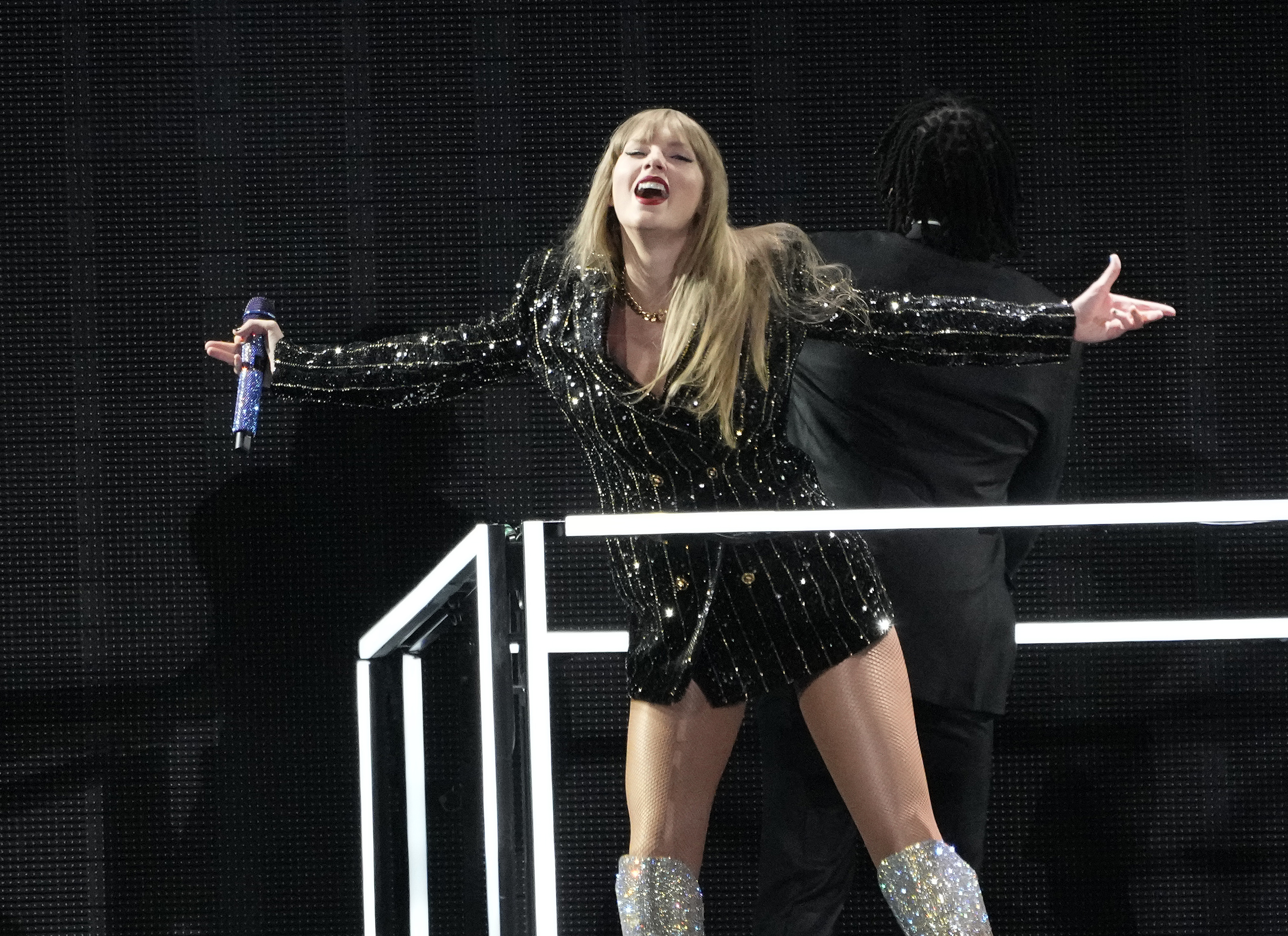 Taylor Swift announces '1989 (Taylor's Version)' at Eras Tour show 