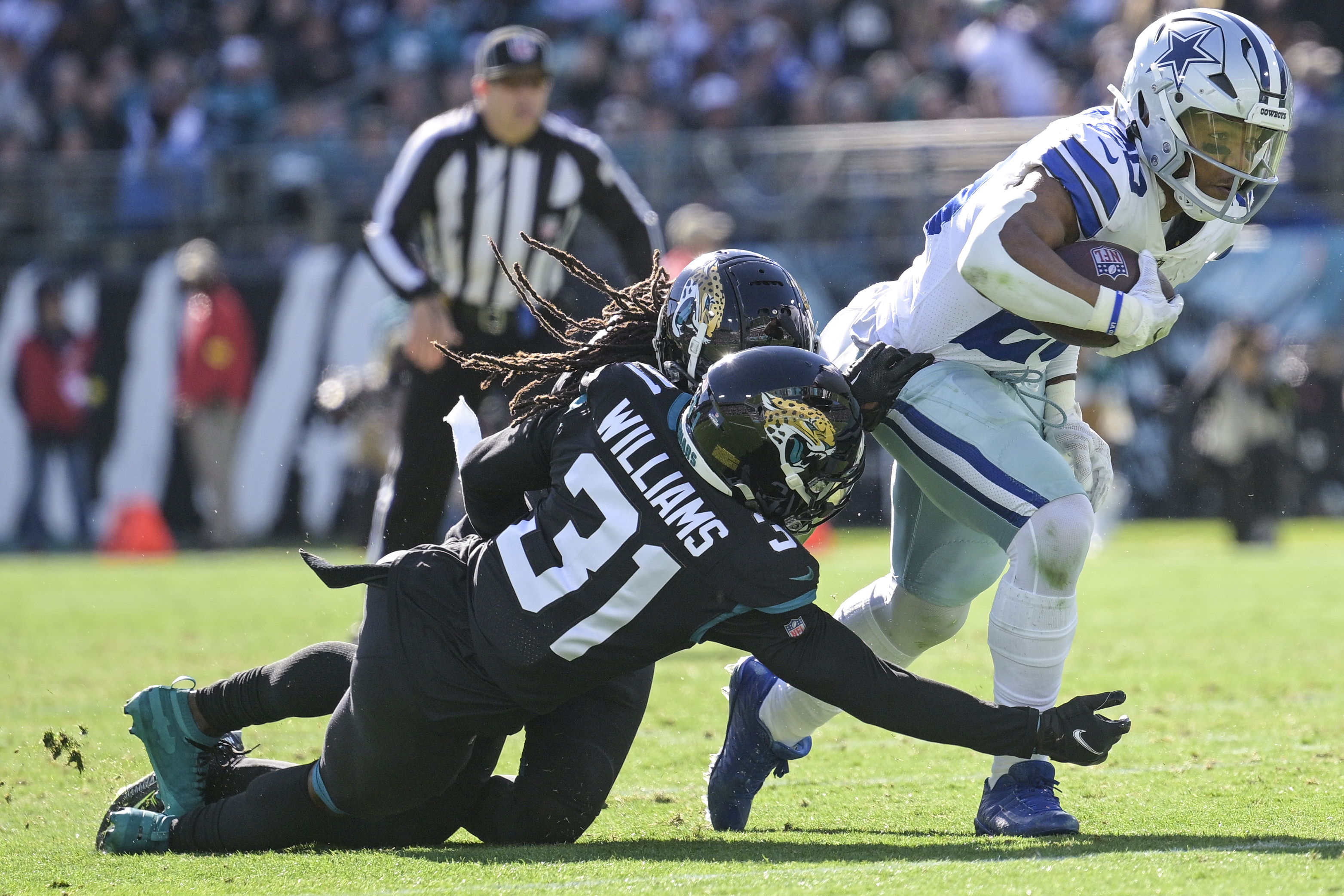 December 18, 2022: Dallas Cowboys quarterback DAK PRESCOTT (4) prepares to  throw the ball during the Jacksonville Jaguars vs Dallas Cowboys NFL game  at TIAA Bank Field Stadium in Jacksonville, Fl on