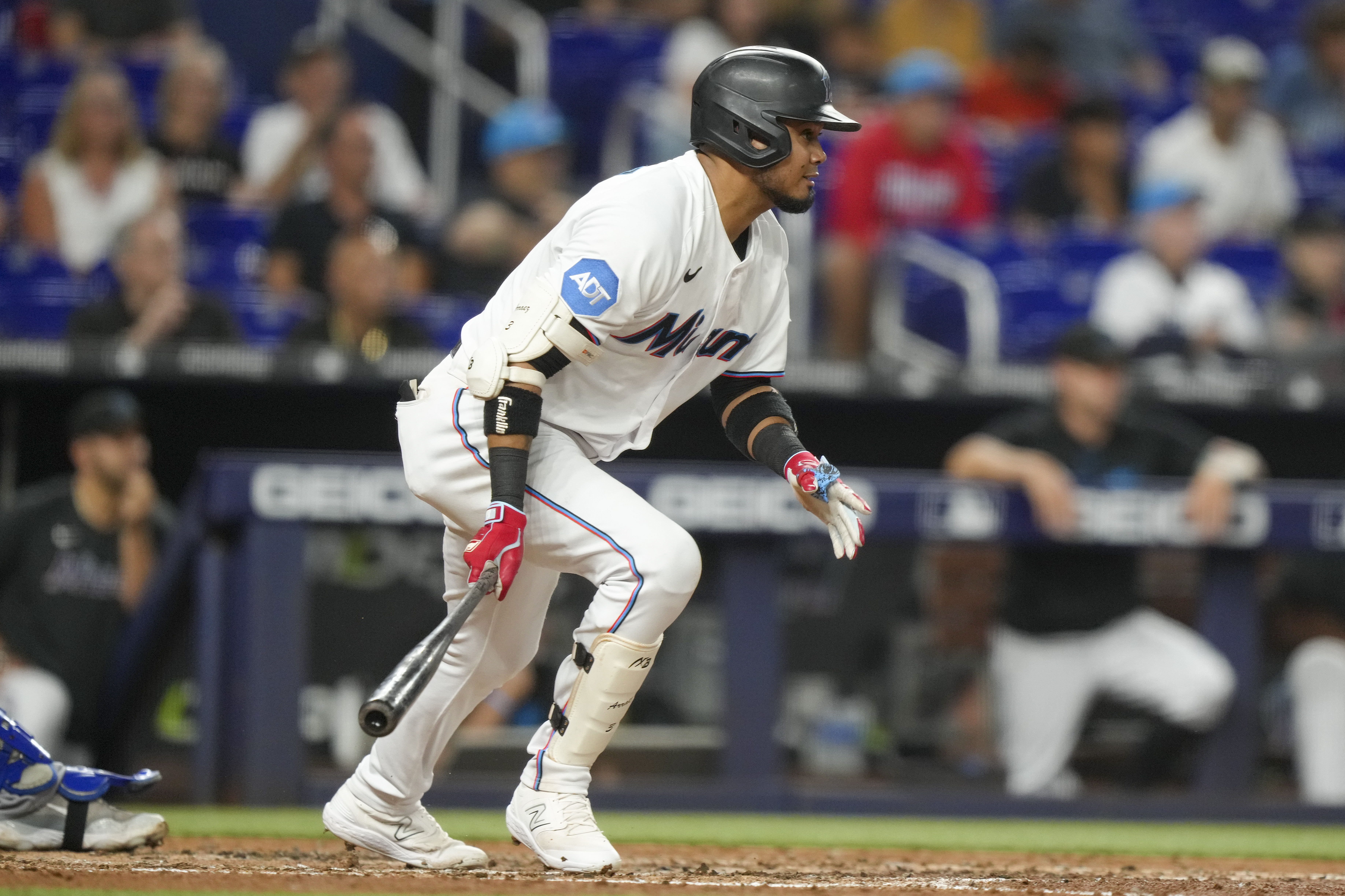 Luis Arraez raises MLB-leading batting average to .403, Marlins