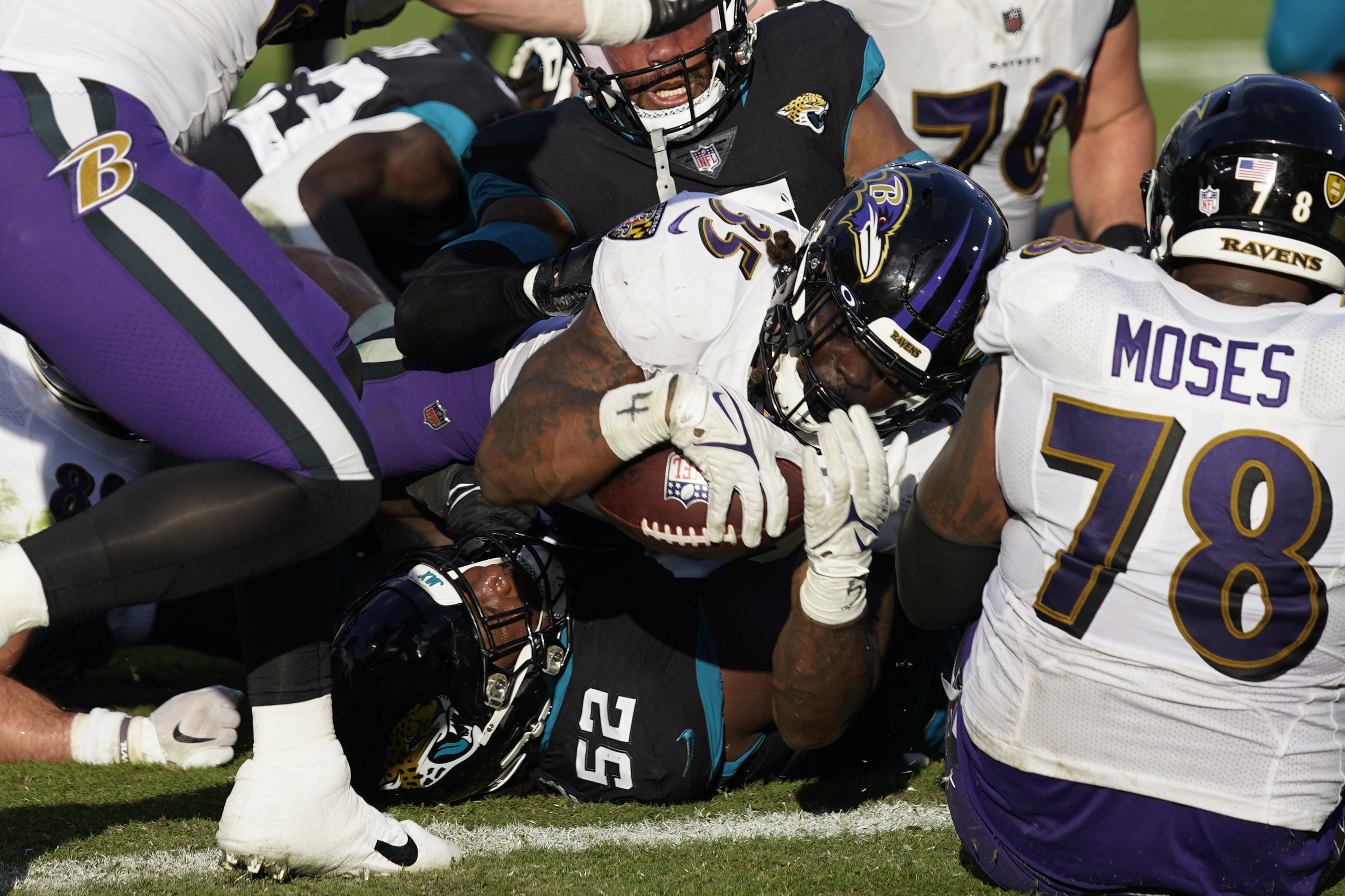 JACKSONVILLE, FL - NOVEMBER 27: Baltimore Ravens quarterback Lamar