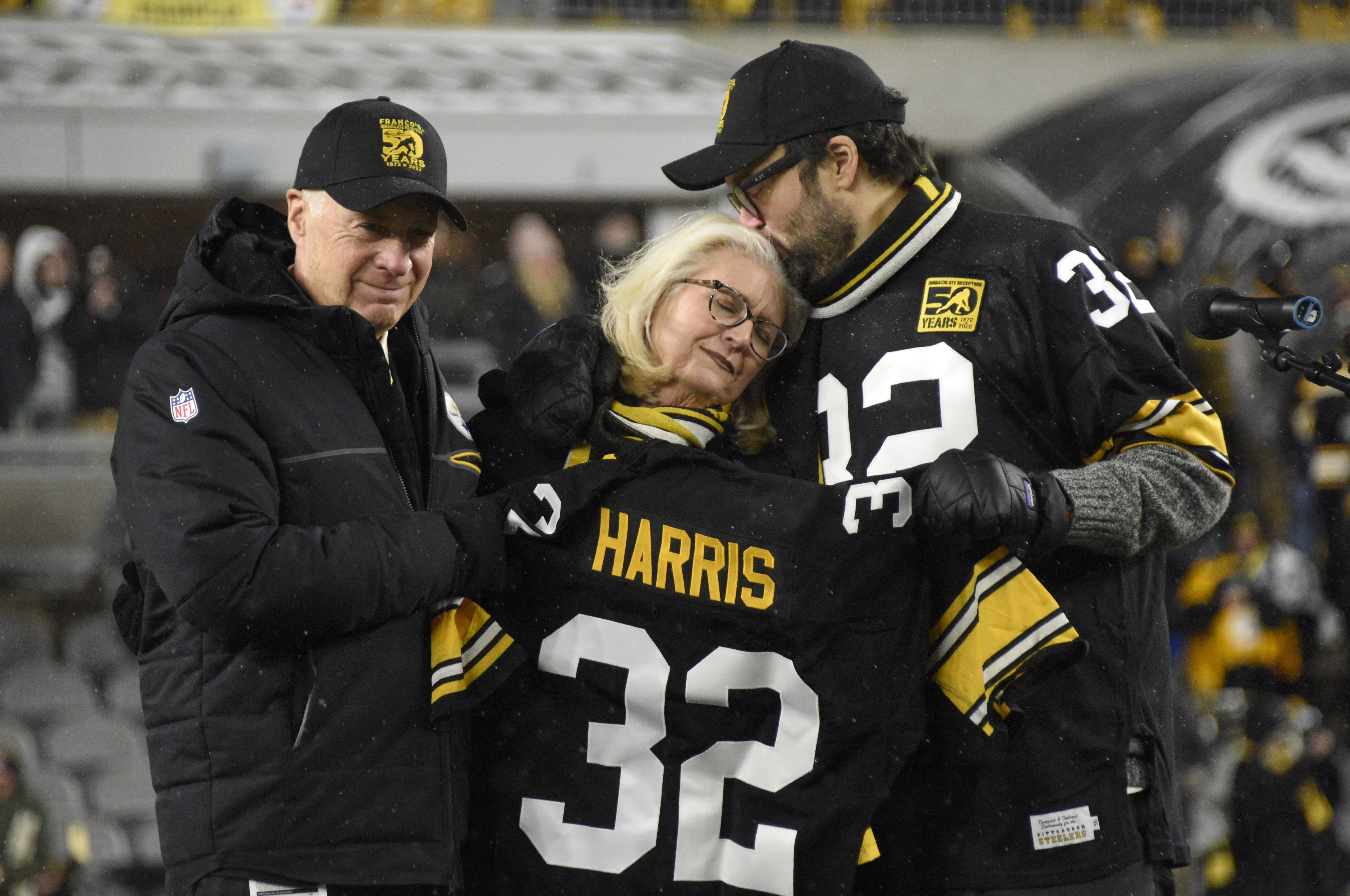 Harris' widow on field in Pittsburgh as his No. 32 retired