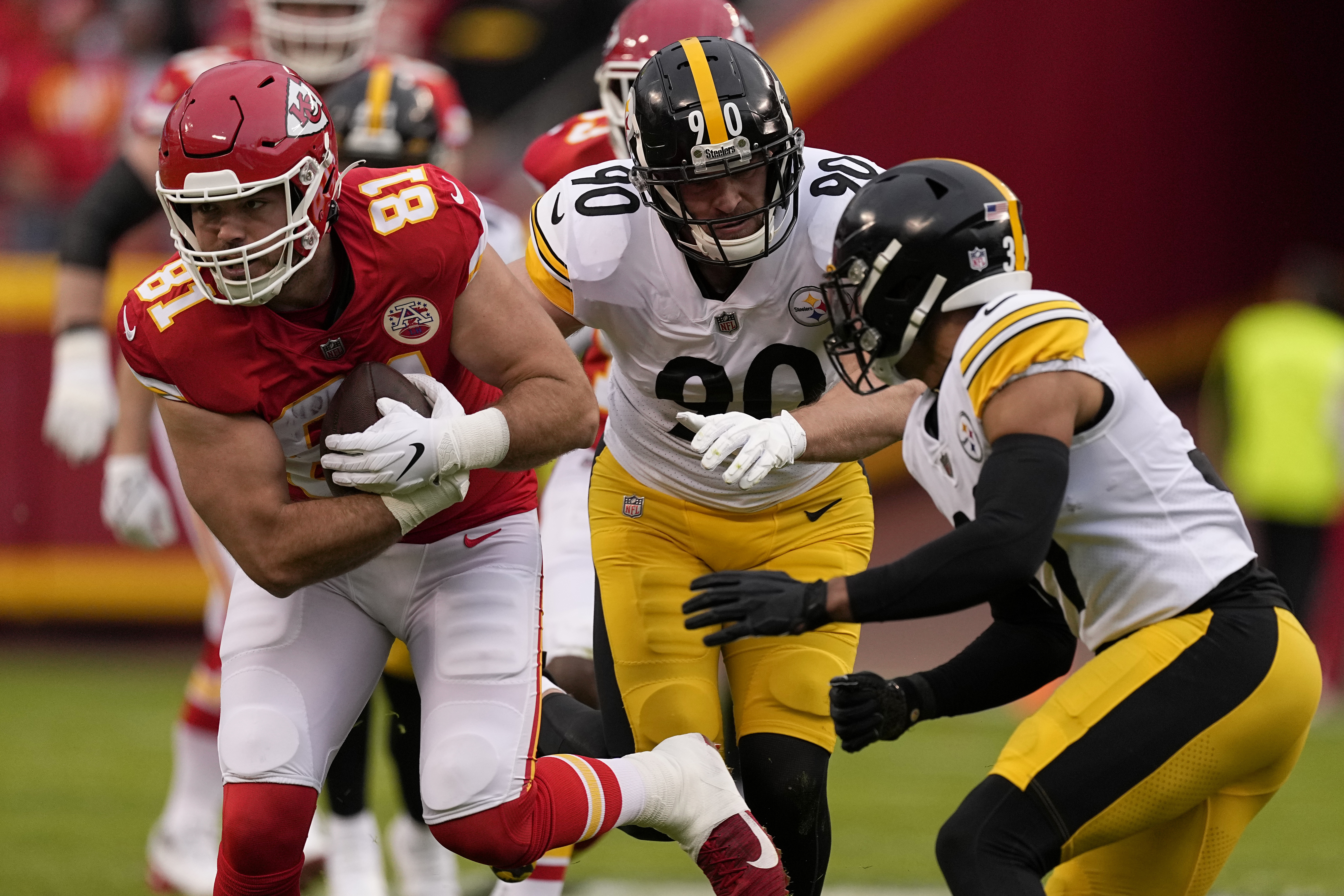 DIVISION CHAMPS! Chiefs rout Steelers to clinch sixth straight AFC