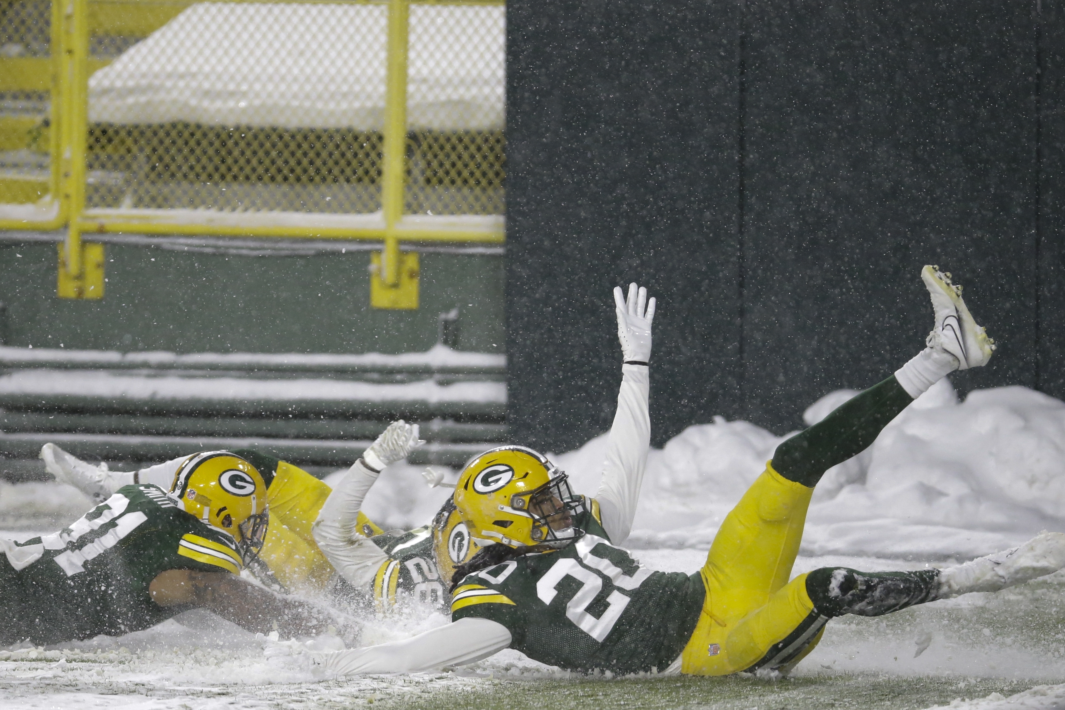 Adams Shines In Snow As Packers Trounce Titans 40-14