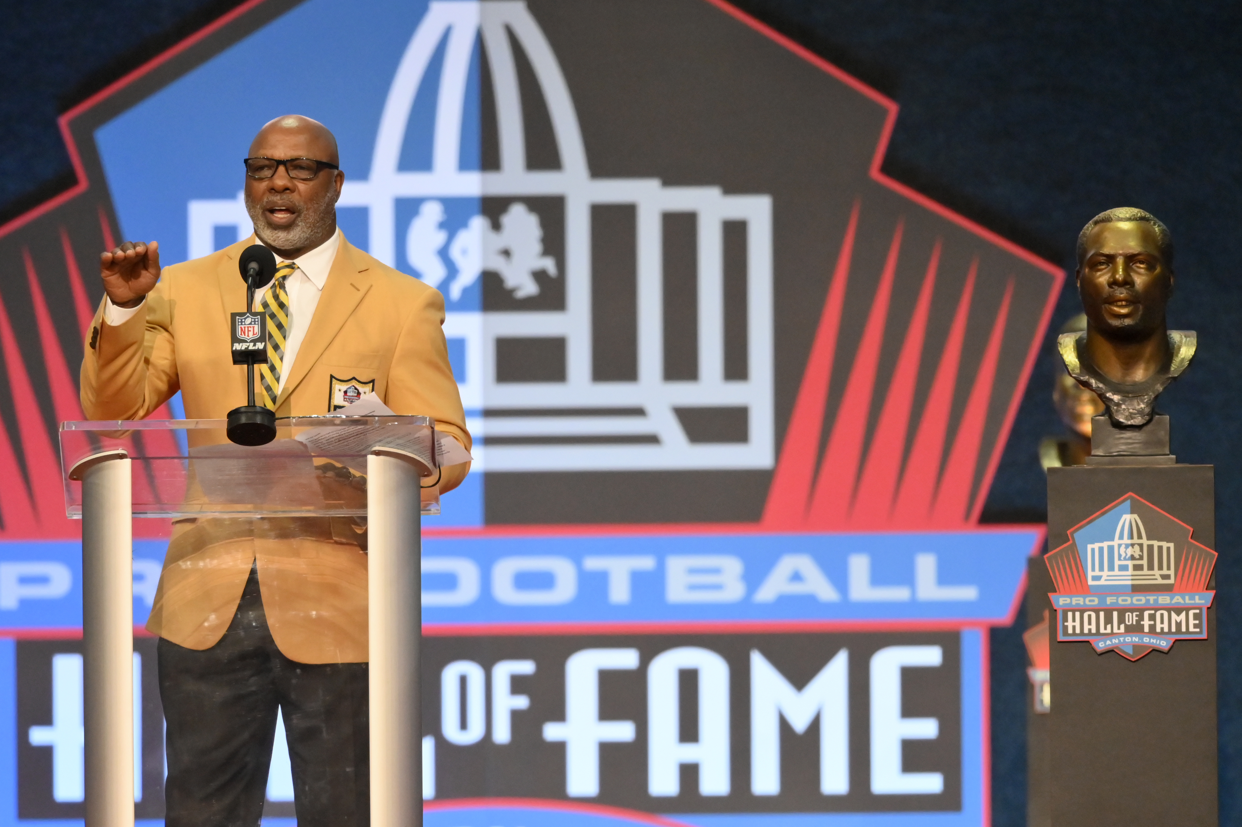 Harold Carmichael makes long-awaited entry to Pro Football Hall of Fame