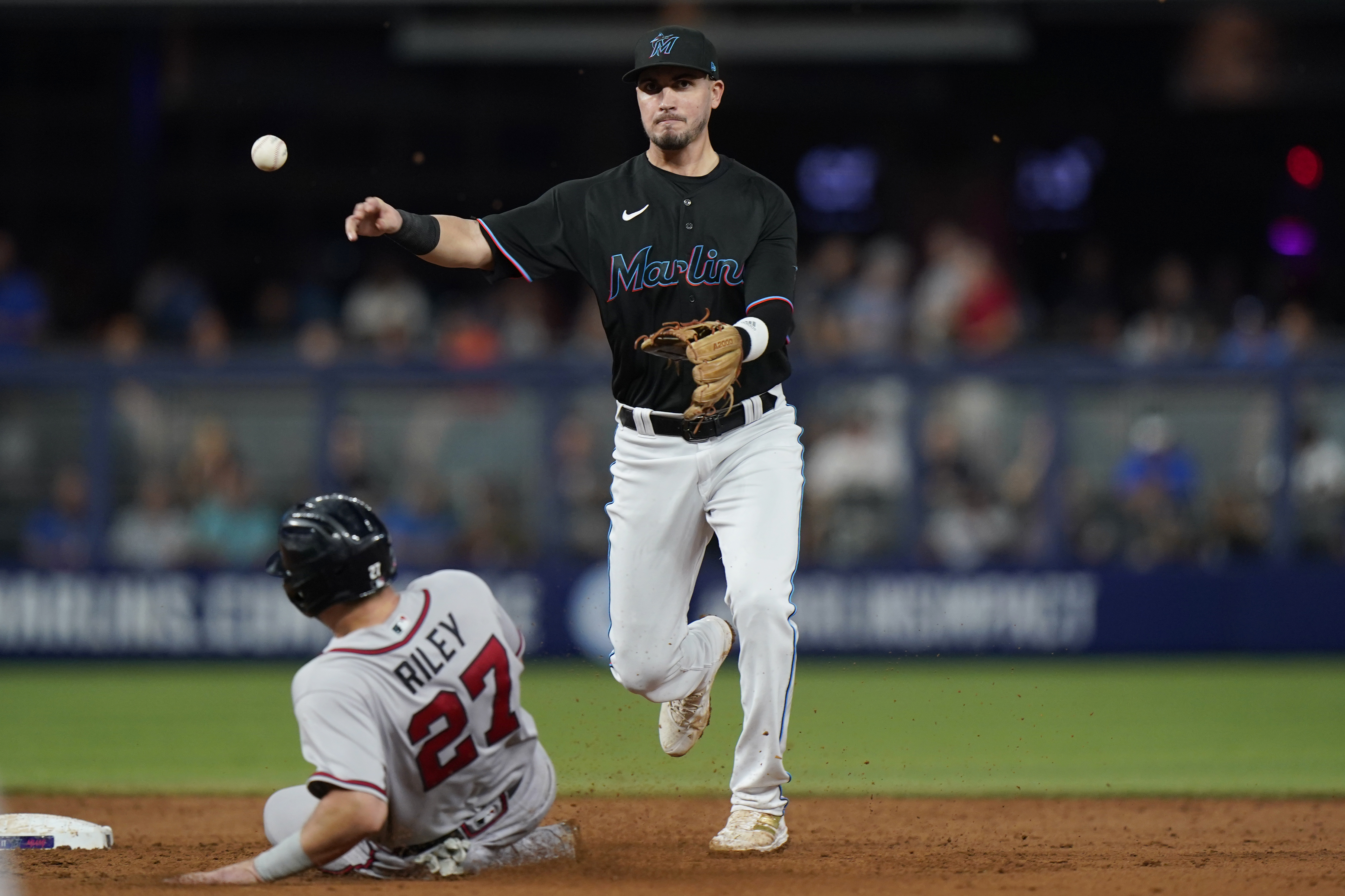 Braves beat Marlins 2-1, clinch 5th straight NL East title