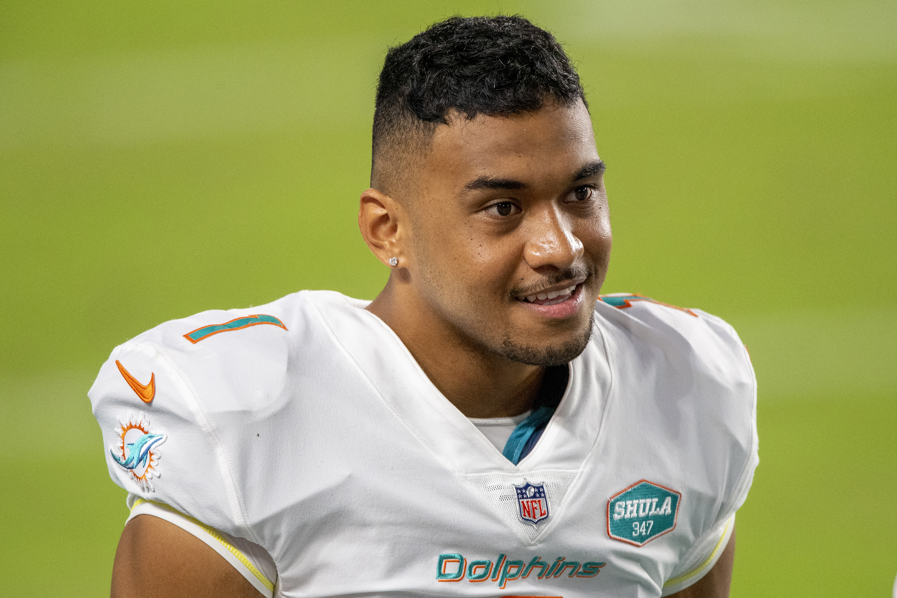 Tua Tagovailoa debuts first pass of Dolphins workouts in bucket hat