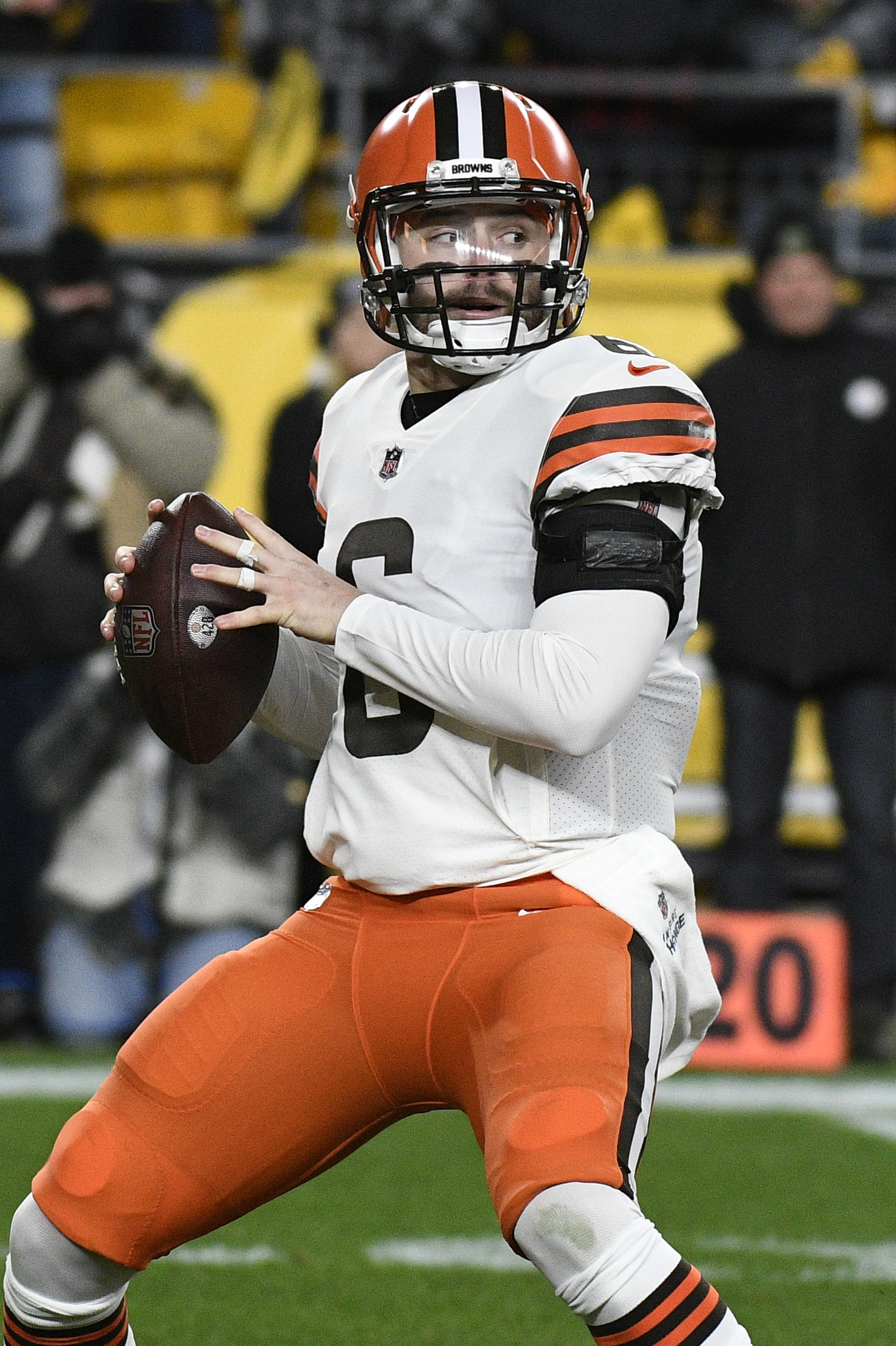 Browns quarterback Baker Mayfield, left arm in a sling, says he'll