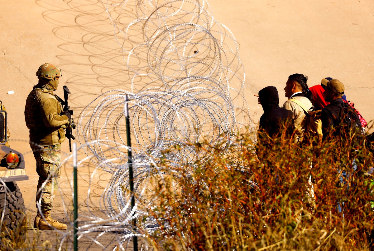 With rifles and razor wire, National Guard and state troopers are blocking  migrants at the border in El Paso