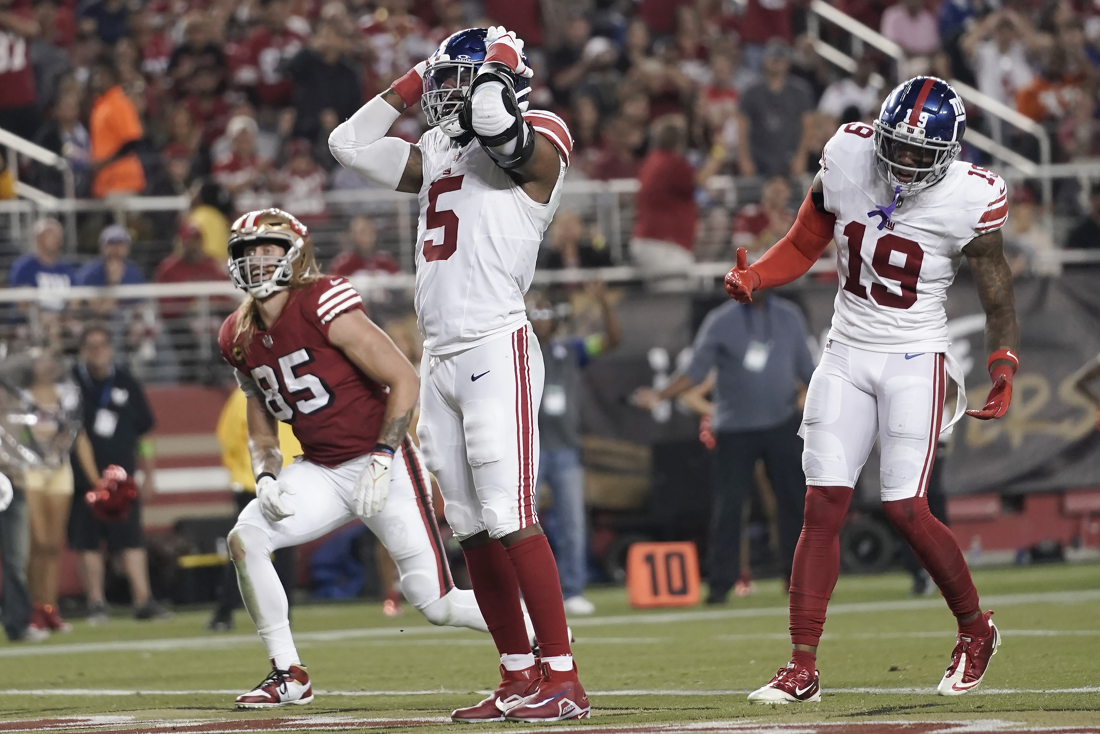 Christian McCaffrey and the 49ers win 13th straight in the regular season,  beat the Giants 30-12 - ABC News