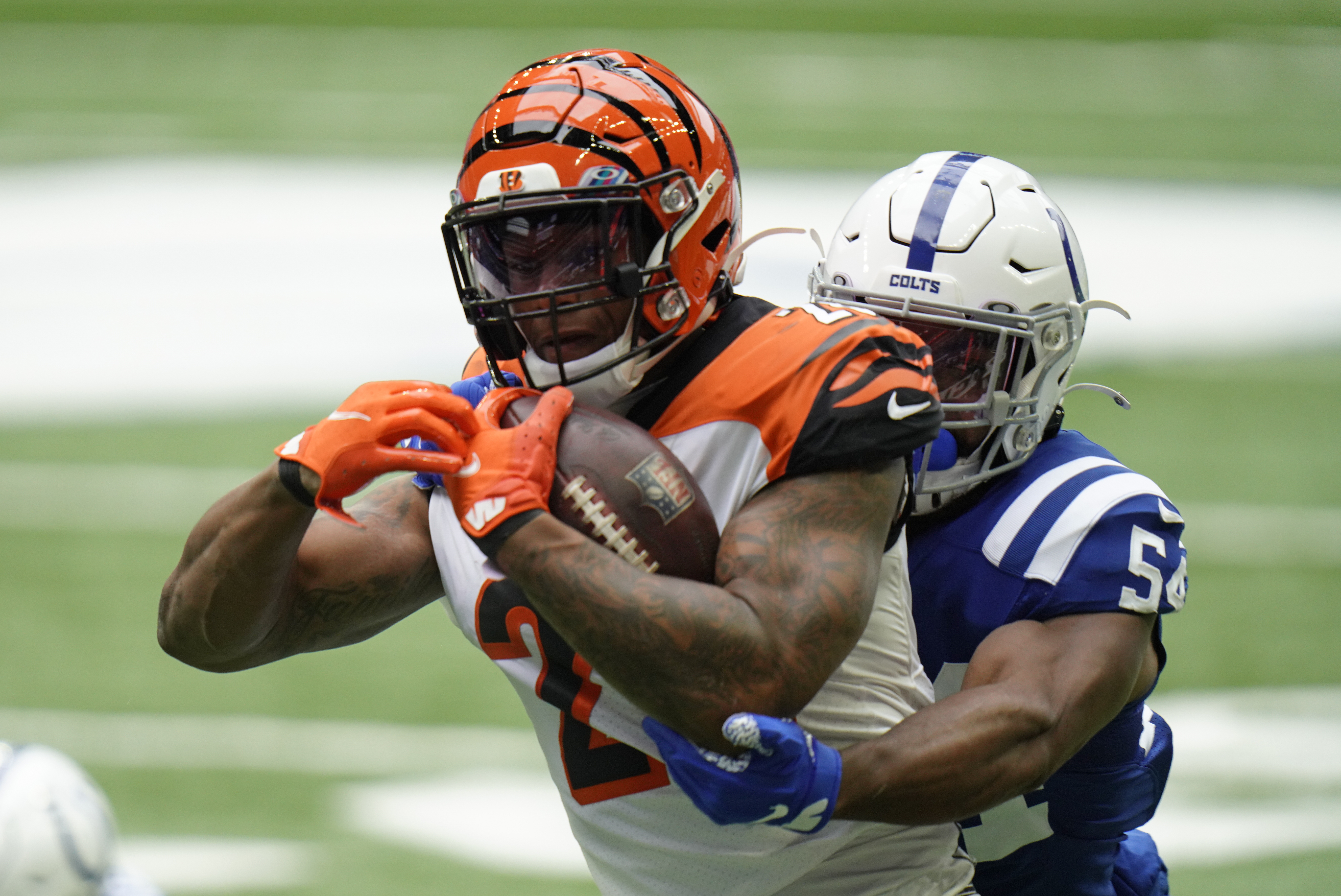 Indianapolis Colts' Zach Pascal (14) makes a touchdown reception against  Cincinnati Bengals' LeShaun Sims (38) during