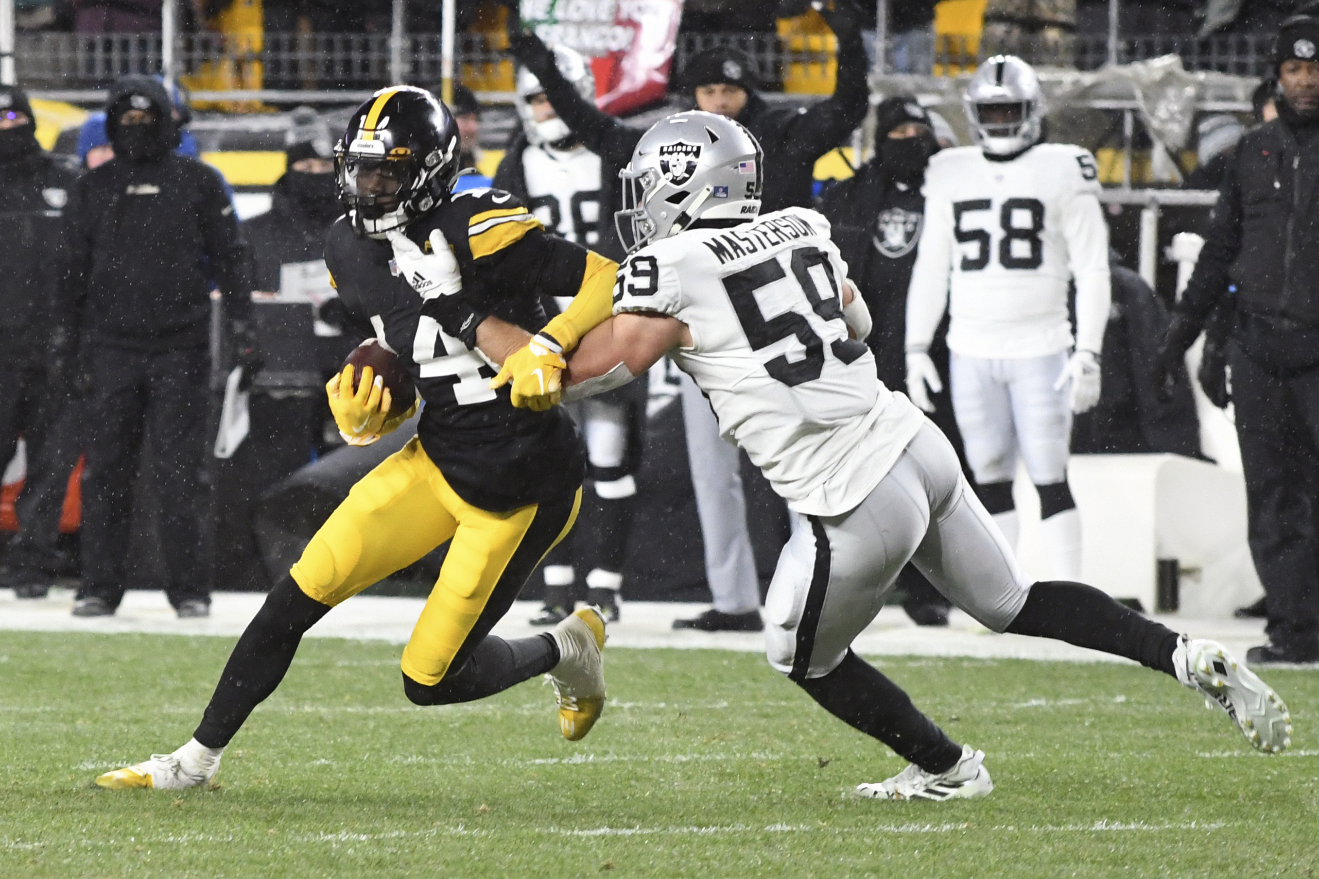 Steelers honor Franco Harris by rallying past Raiders 13-10 