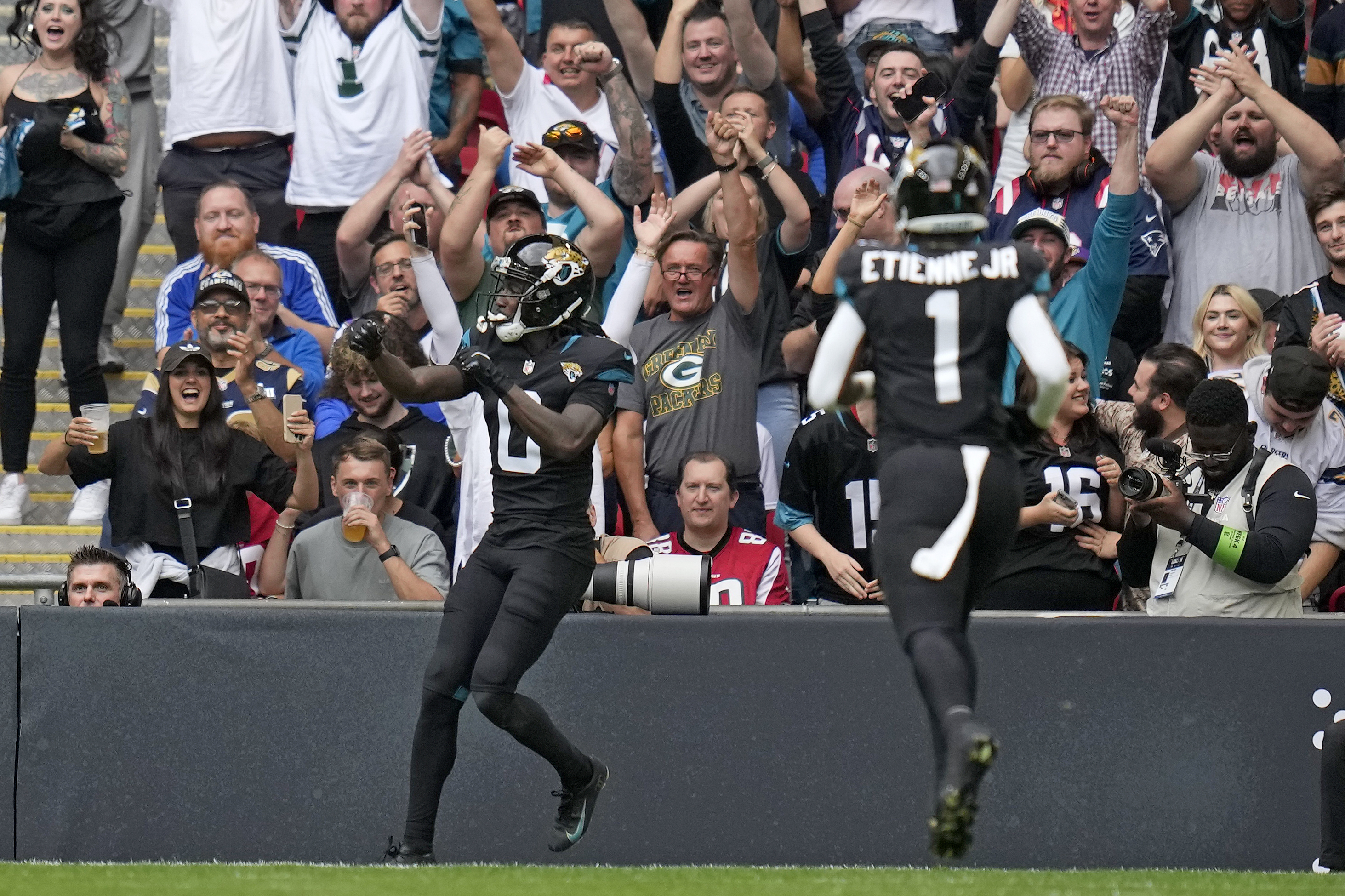 Jaguars end 20-game skid with 23-20 win over Dolphins in London