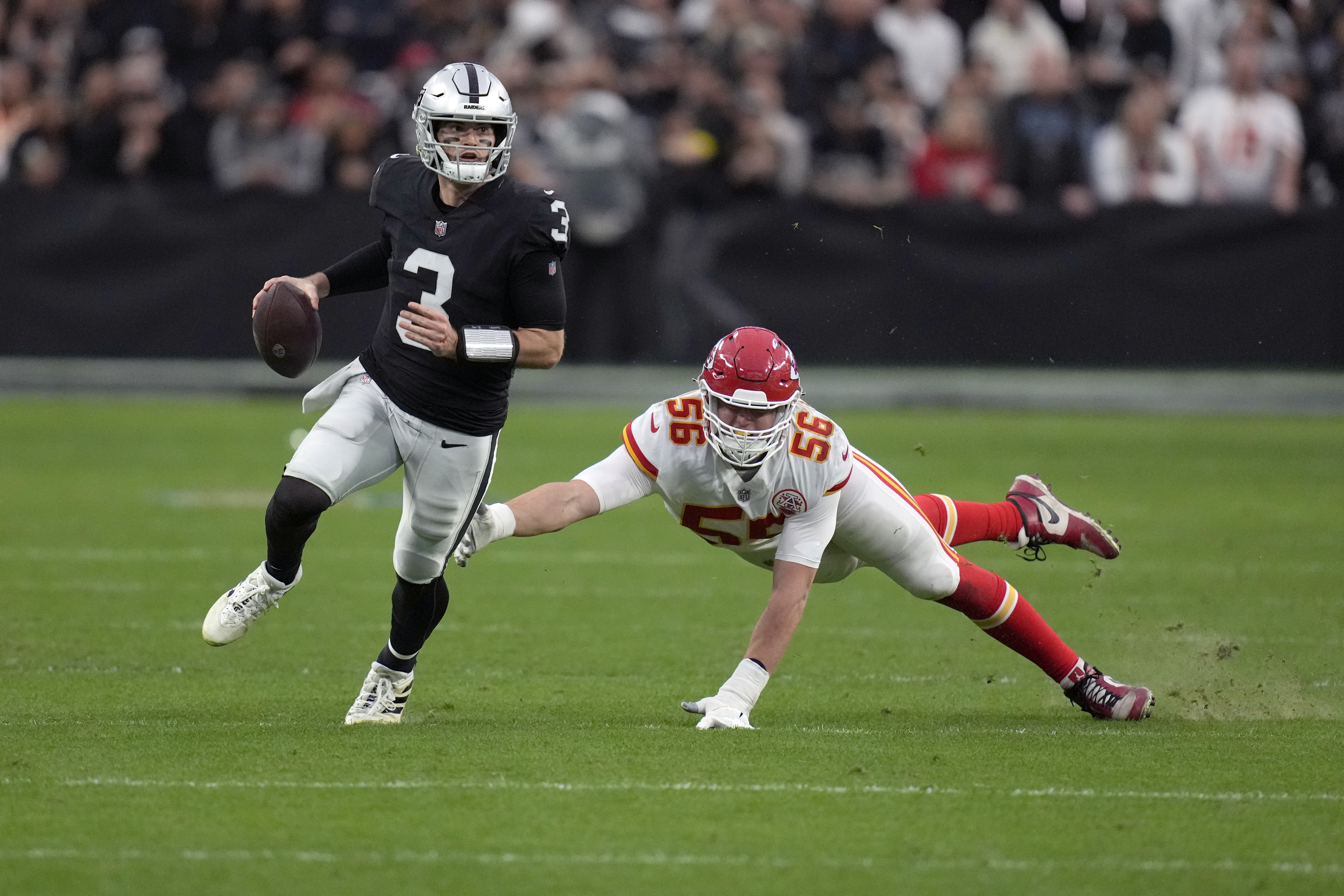 Patrick Mahomes sets NFL record as Chiefs clinch AFC's top seed, bye week  with win over Raiders