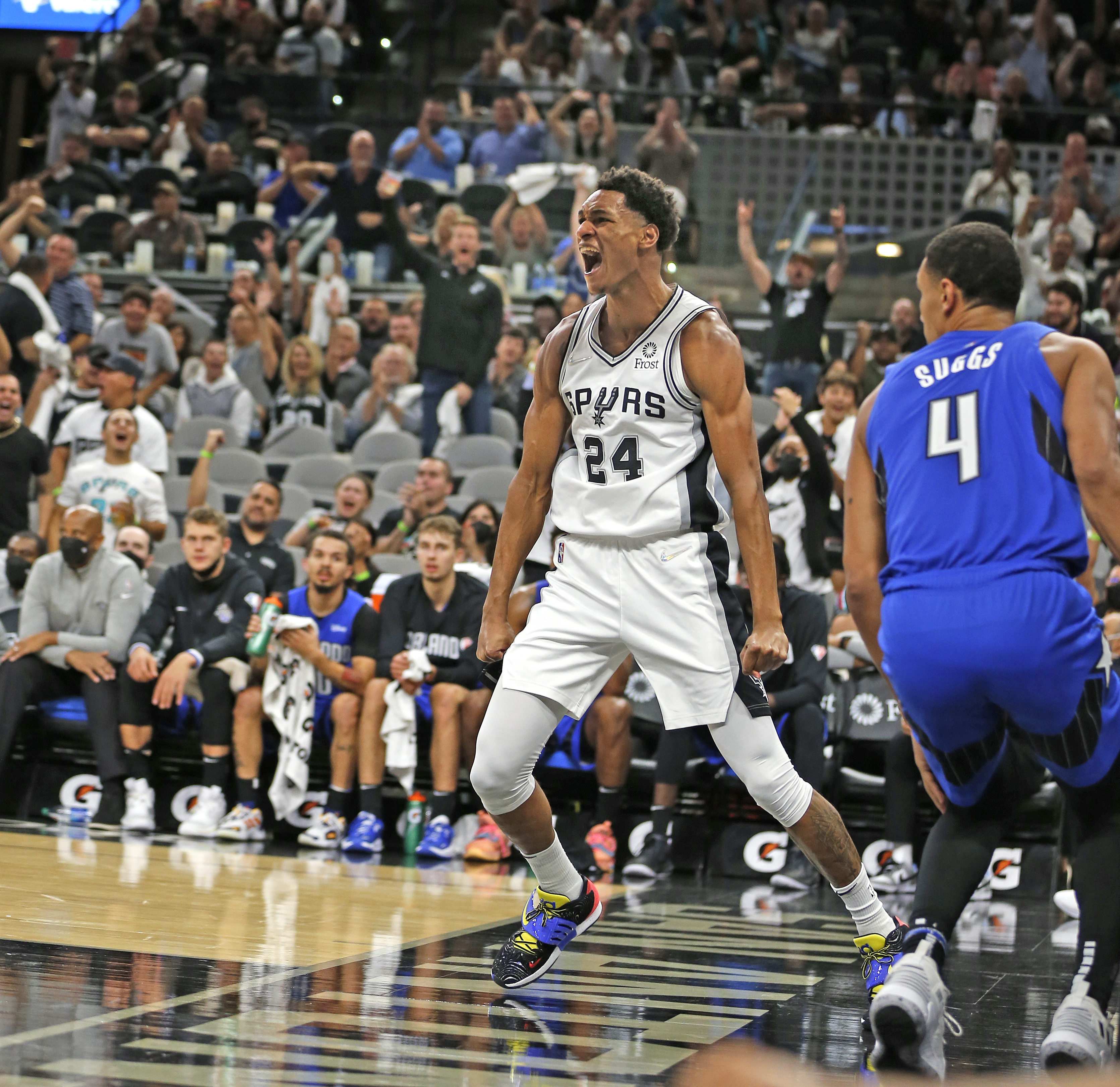 Spurs make magic in opening night win against Orlando