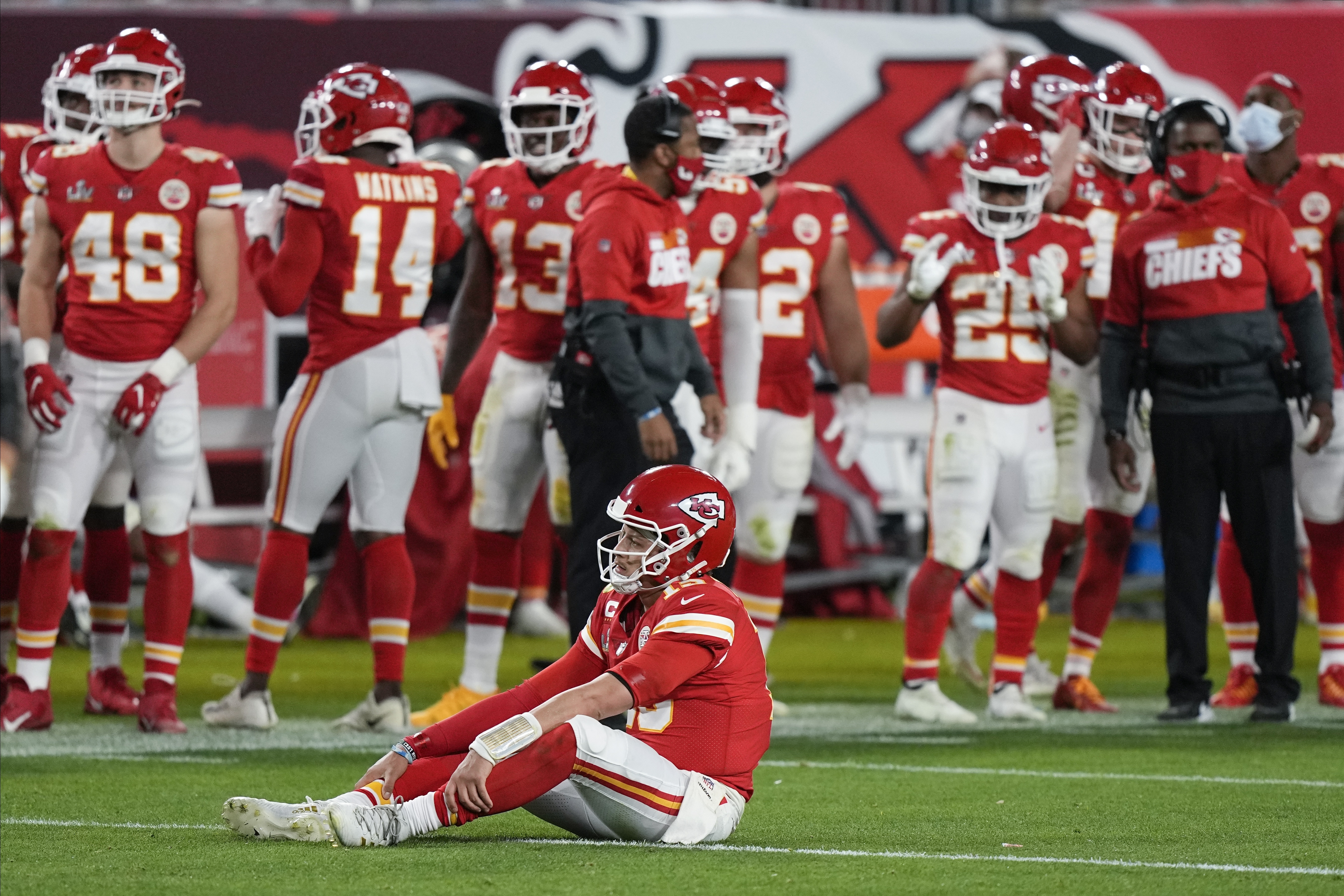 Patrick Mahomes' one-man show not enough in Chiefs' Super Bowl 55 loss