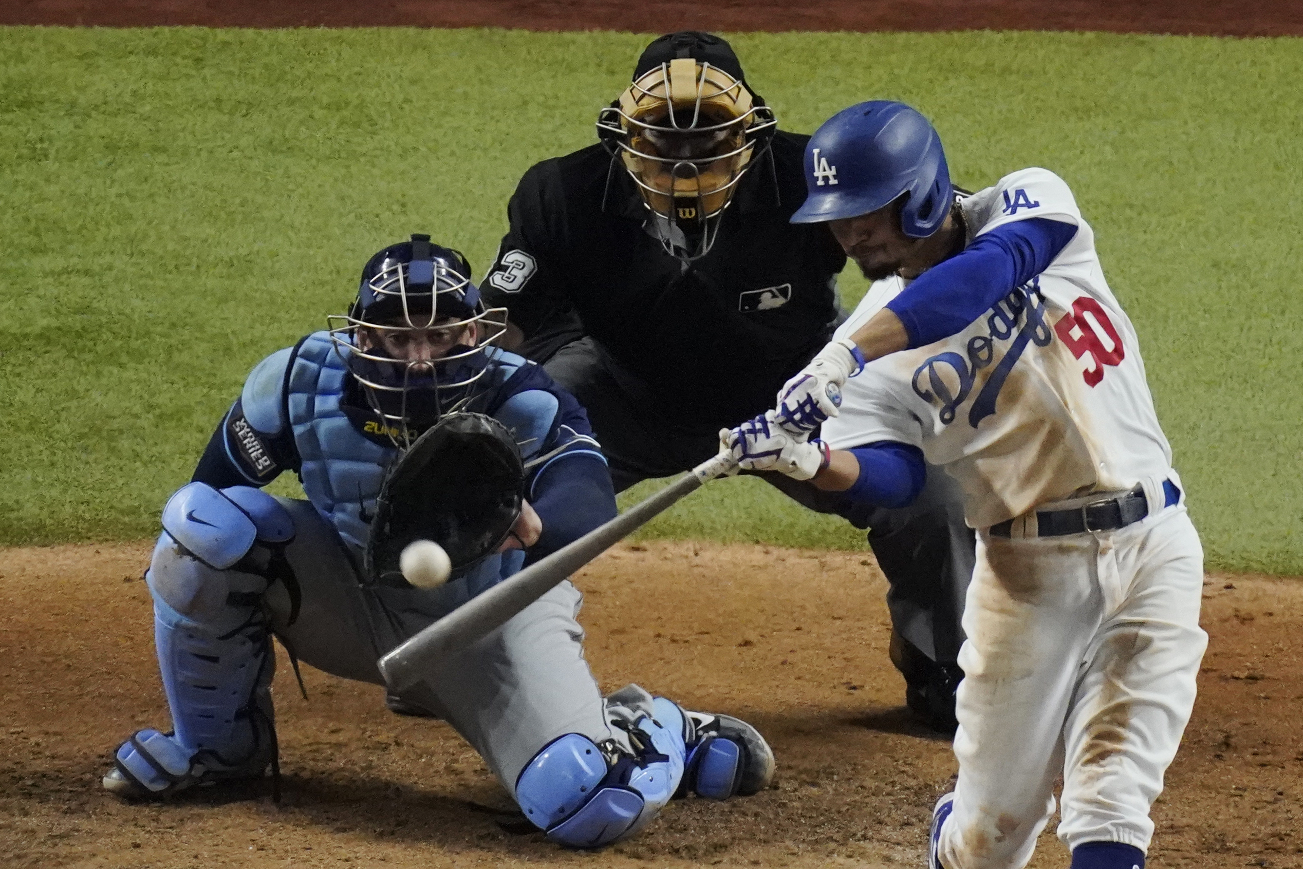 WATCH: Dodgers' Mookie Betts robs Braves' Freddie Freeman of NLCS