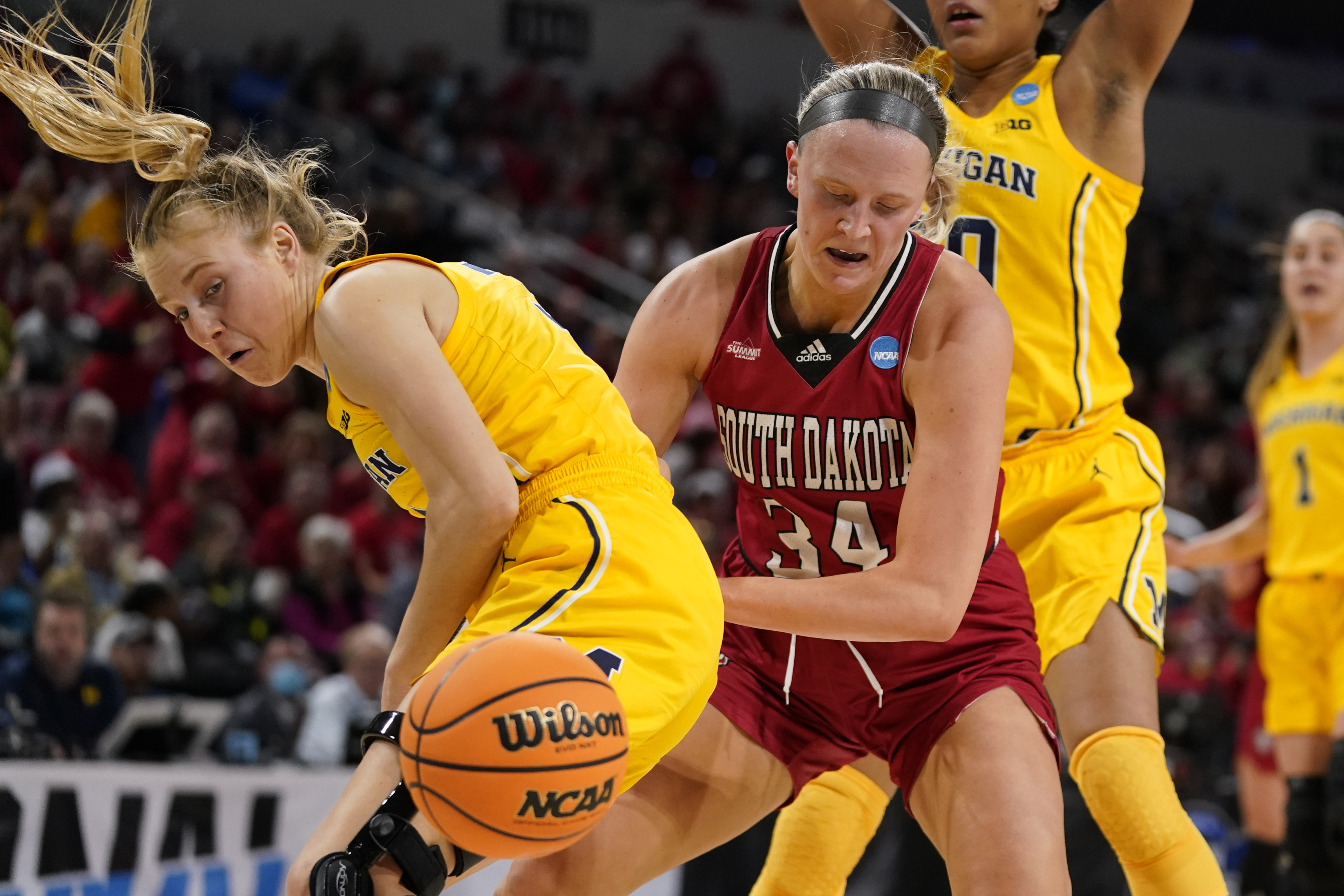 Hillmon's 17 put Michigan women past S. Dakota in Sweet 16