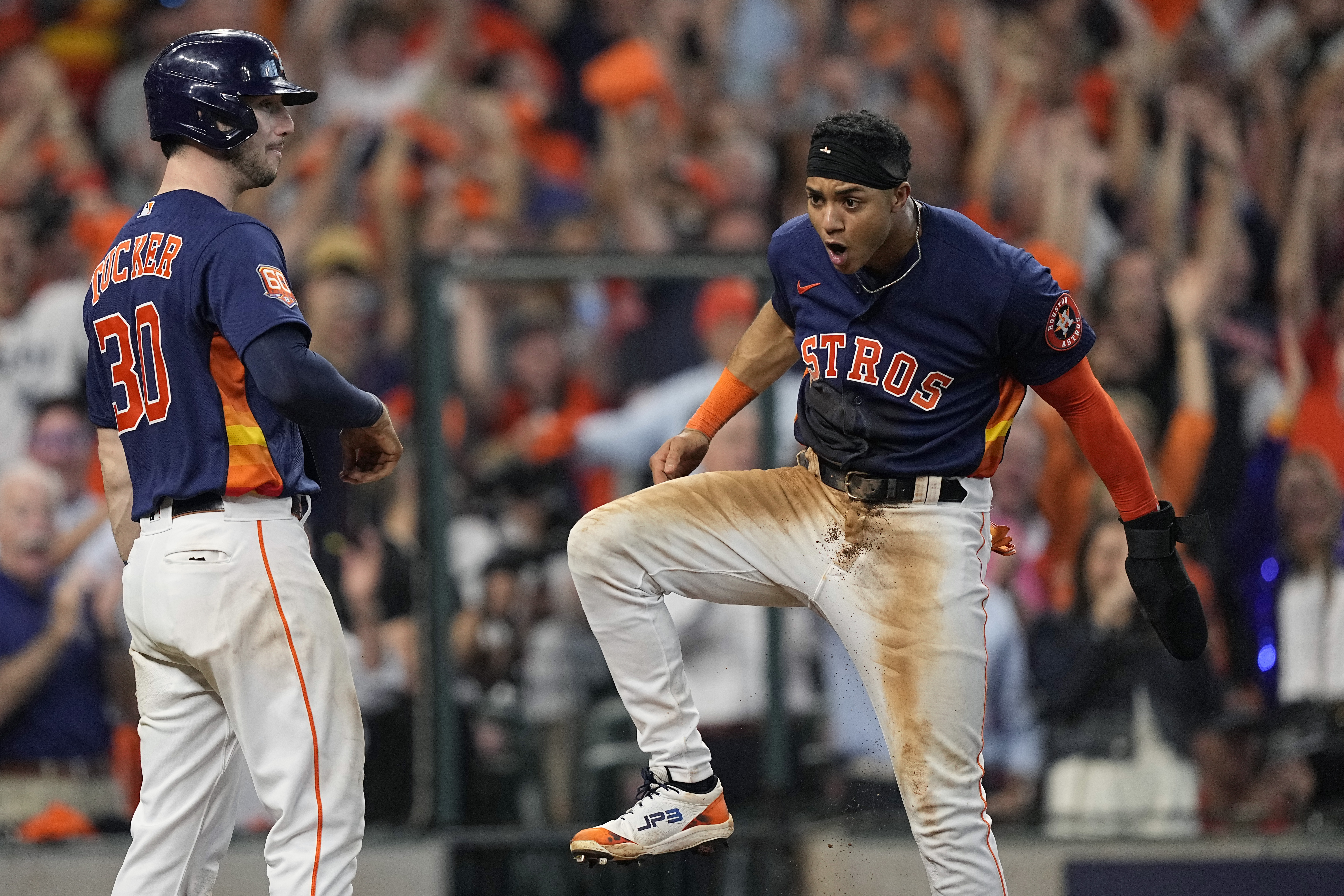 Astros hit 4 homers, with a pair by José Abreu, to rout Twins 9-1