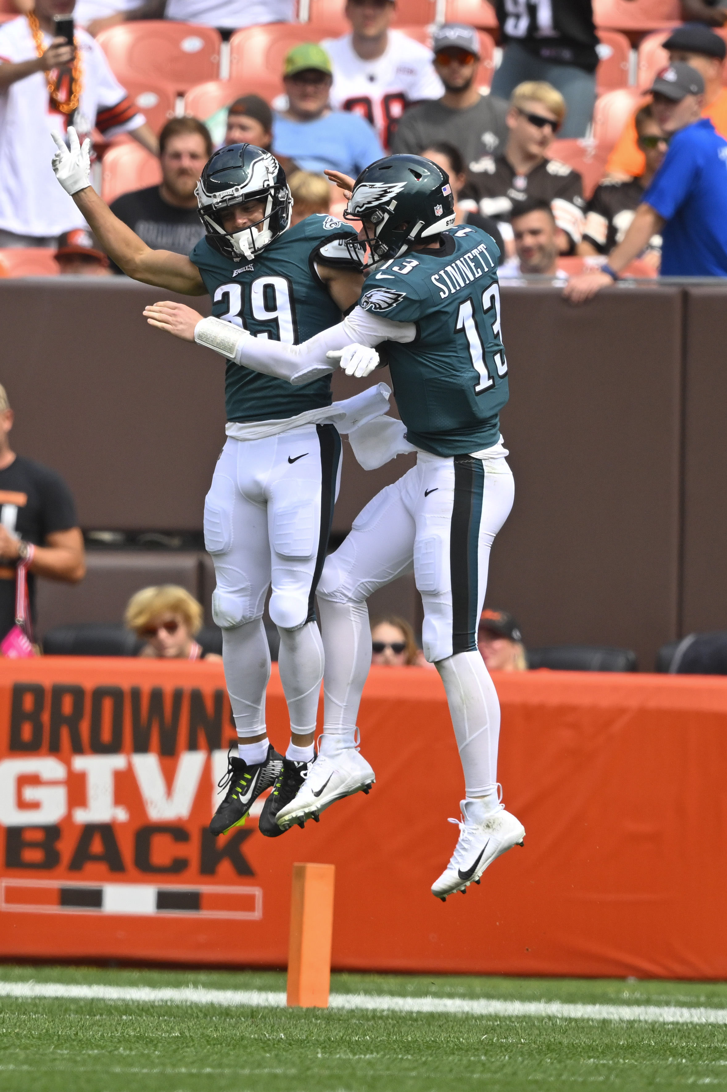 Backup QBs Dobbs, Minshew shine, Eagles edge Browns 21-20