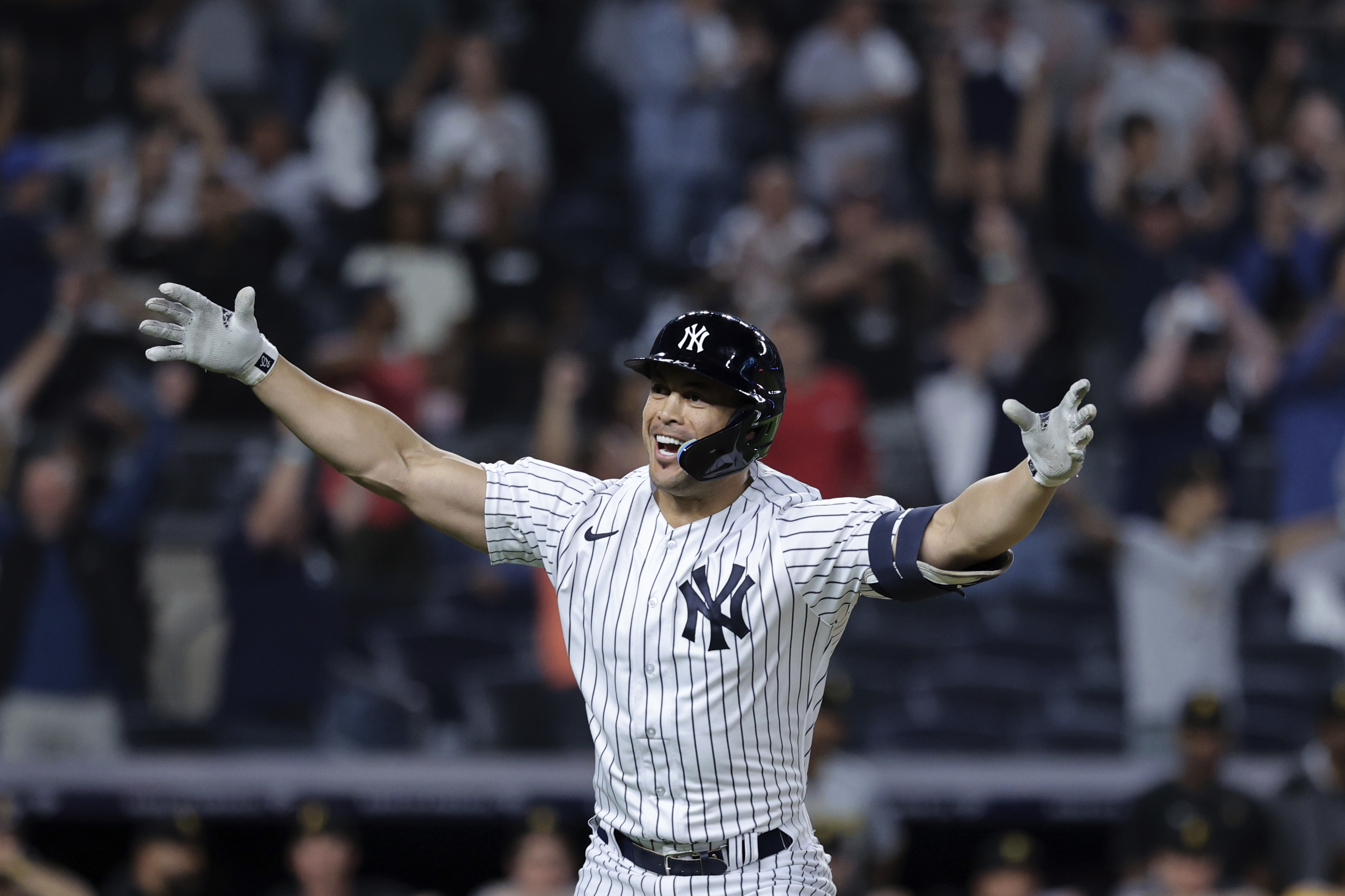 Judge's 60th homer sparks 5-run 9th, Yanks stun Pirates 9-8