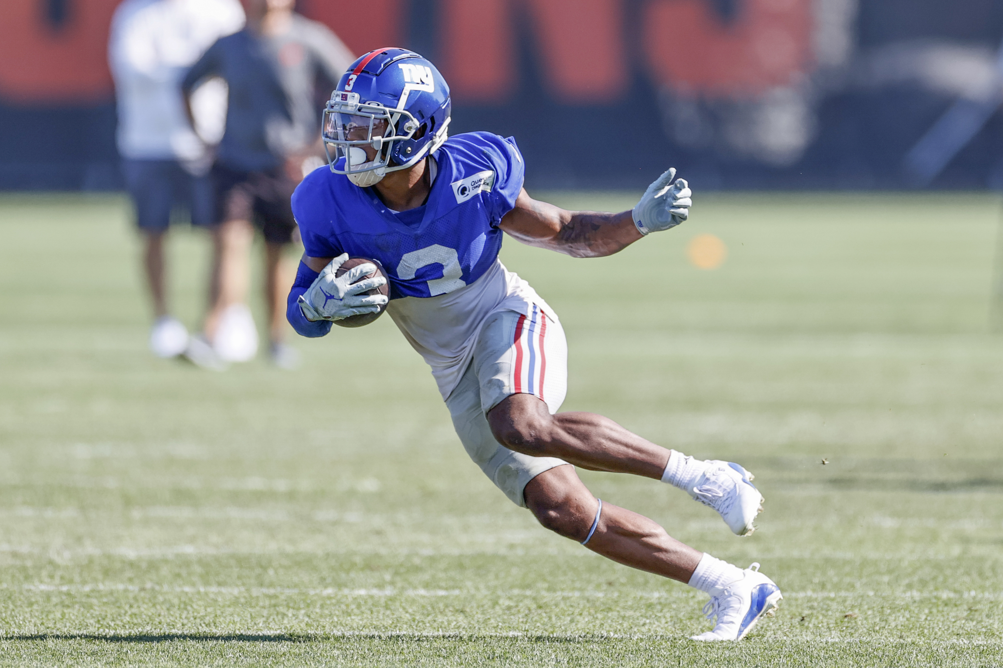 Giants' Sterling Shepard brawls with Browns player in wild post