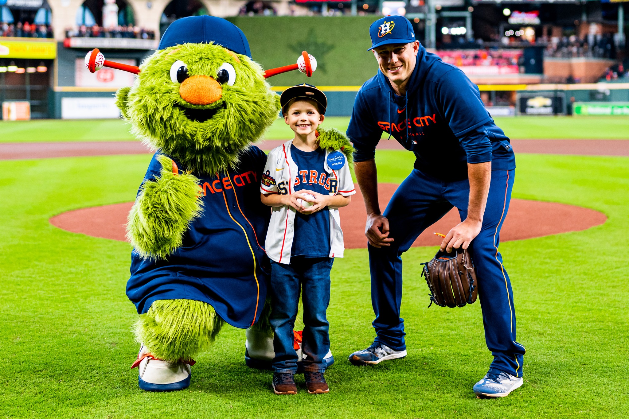 Make-A-Wish grants 7-year-old Houston Astros fan's dream; boy signed as  member of team and throws out first pitch