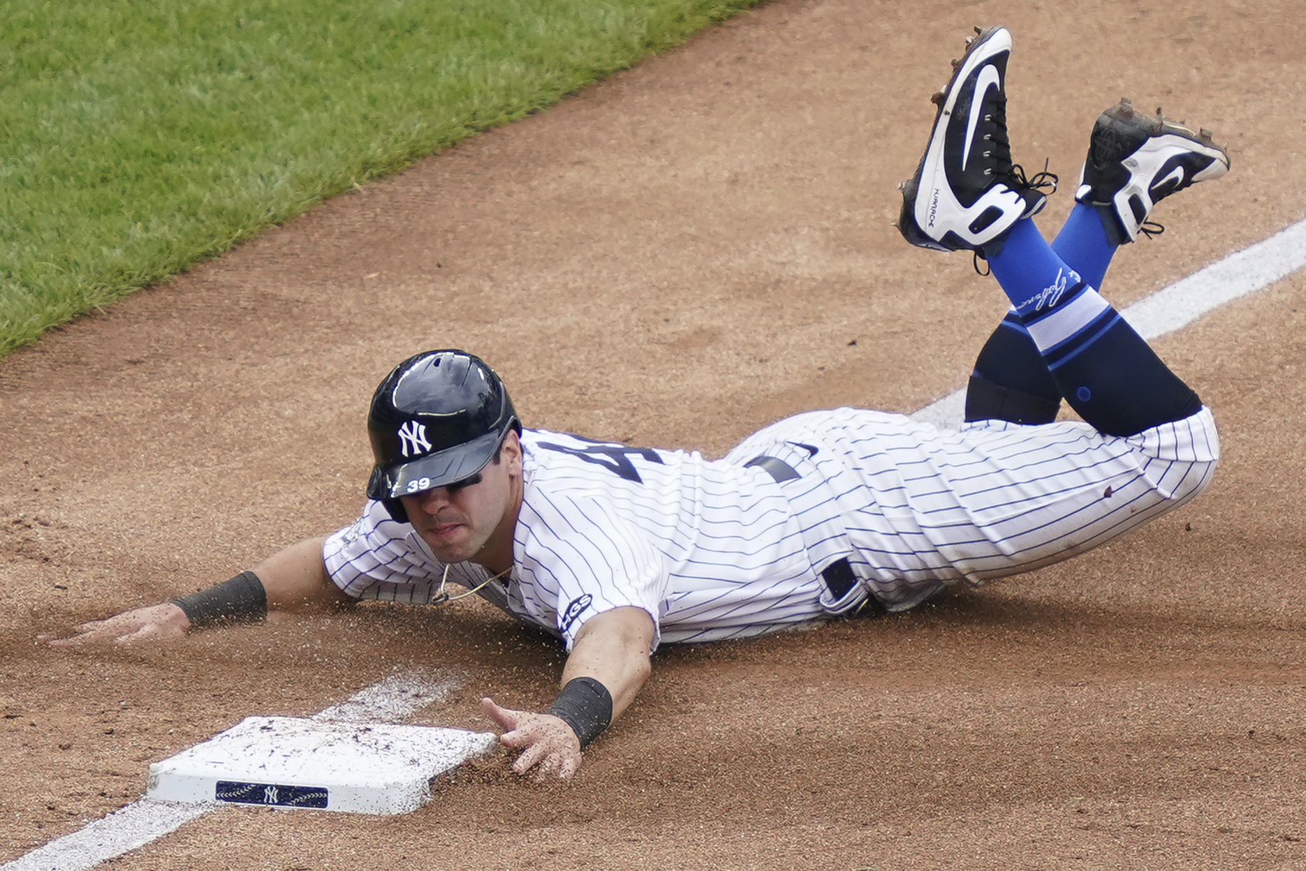 Yankees edge Mets 2-1 to avert longest slide in 25 years