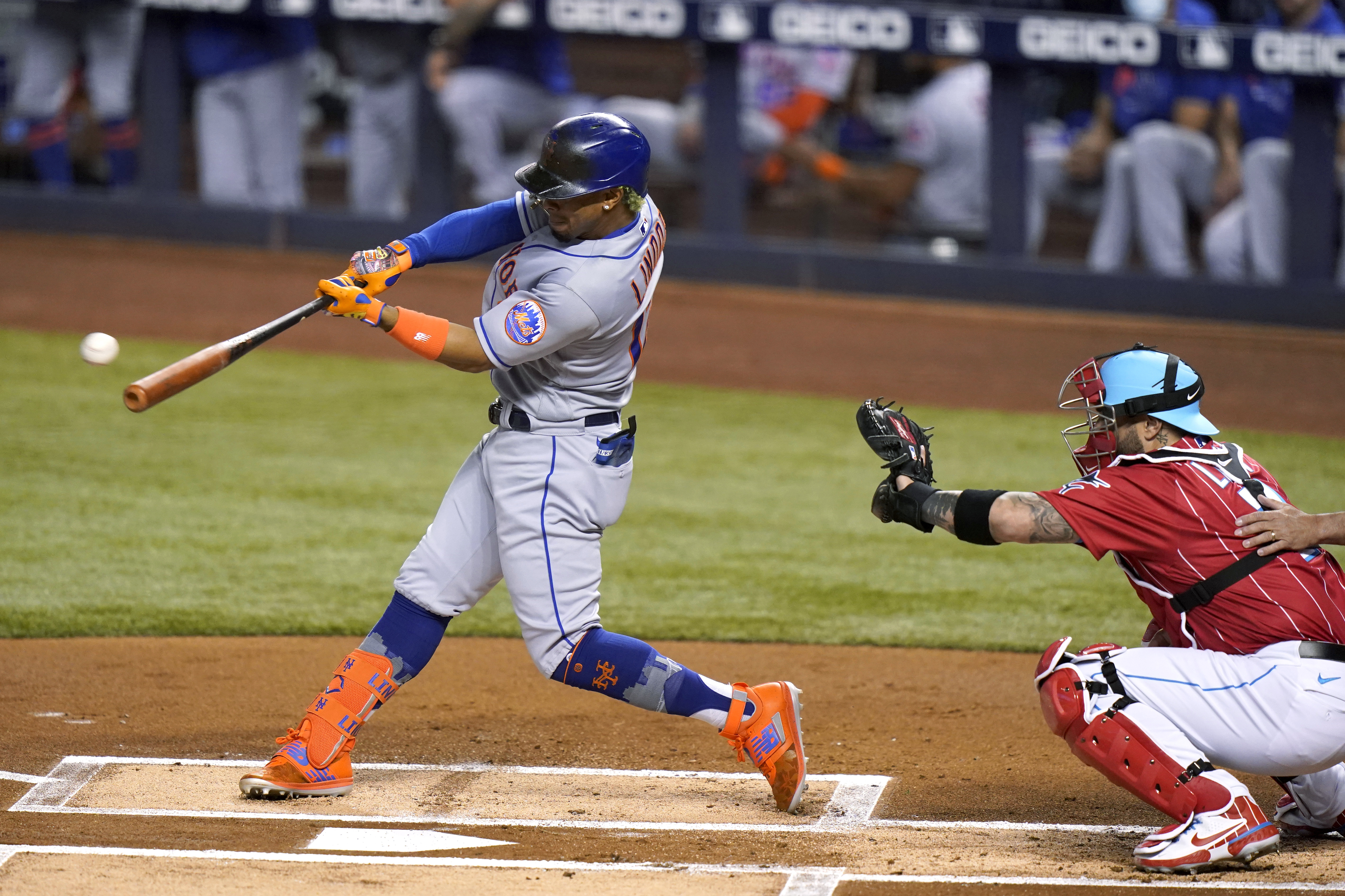 Rookie Lee finally makes contact, Mets beat Marlins in 12th