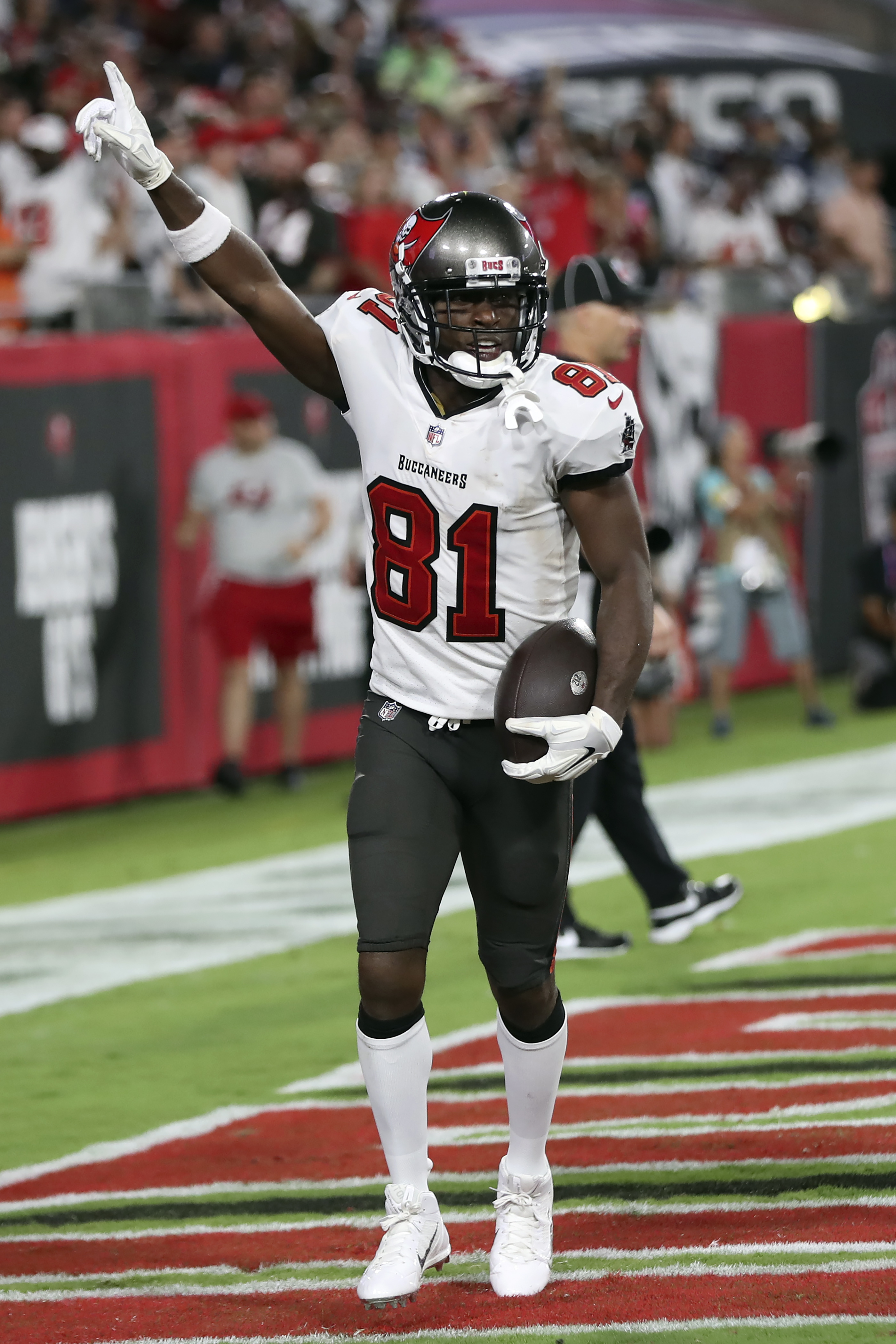 Photos: Tampa Bay Buccaneers beat Dallas Cowboys 31-29 in NFL kickoff game