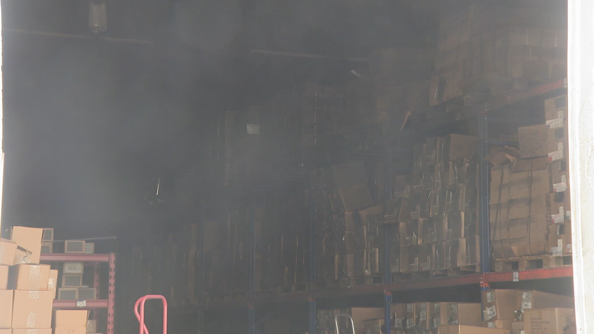 Incendio estalla dentro de un almacén en Pembroke Park