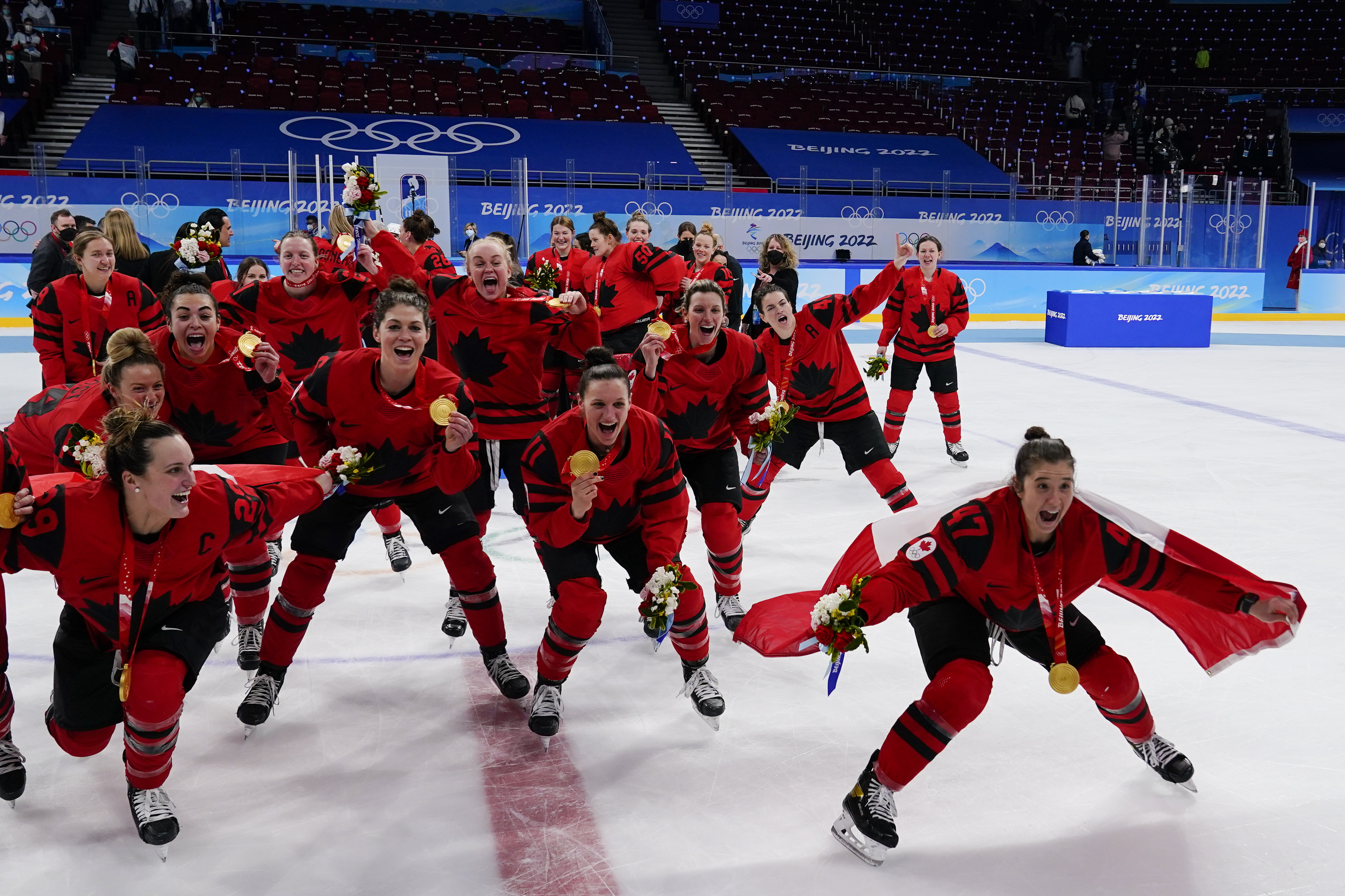 Хоккей итоги игры. Канада на Олимпиаде 2022 в Пекине. Хоккей сборная Канады. Хоккей Канада женщины.
