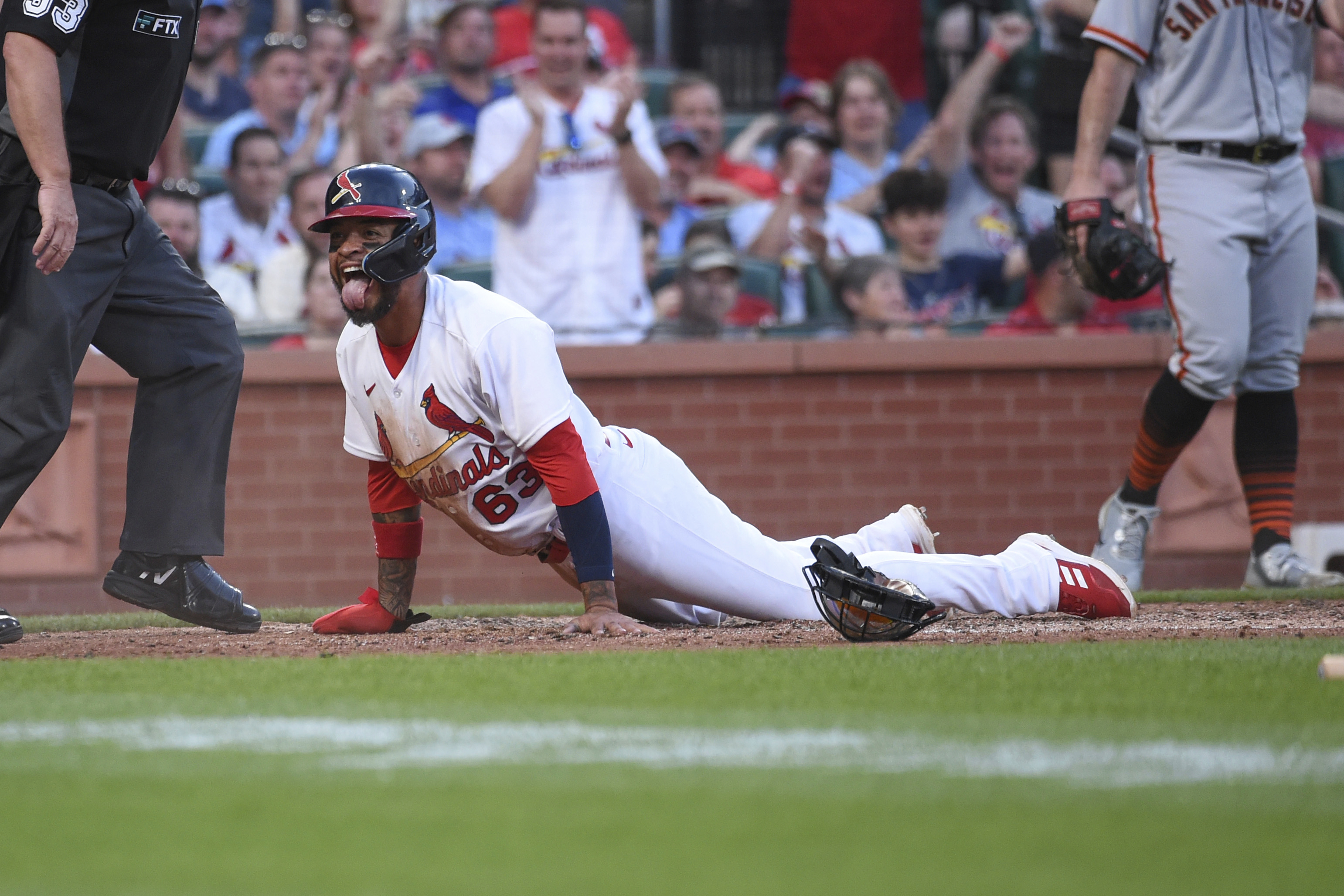 Albert Pujols pitches 9th, Cardinals roll to 15-6 win over Giants