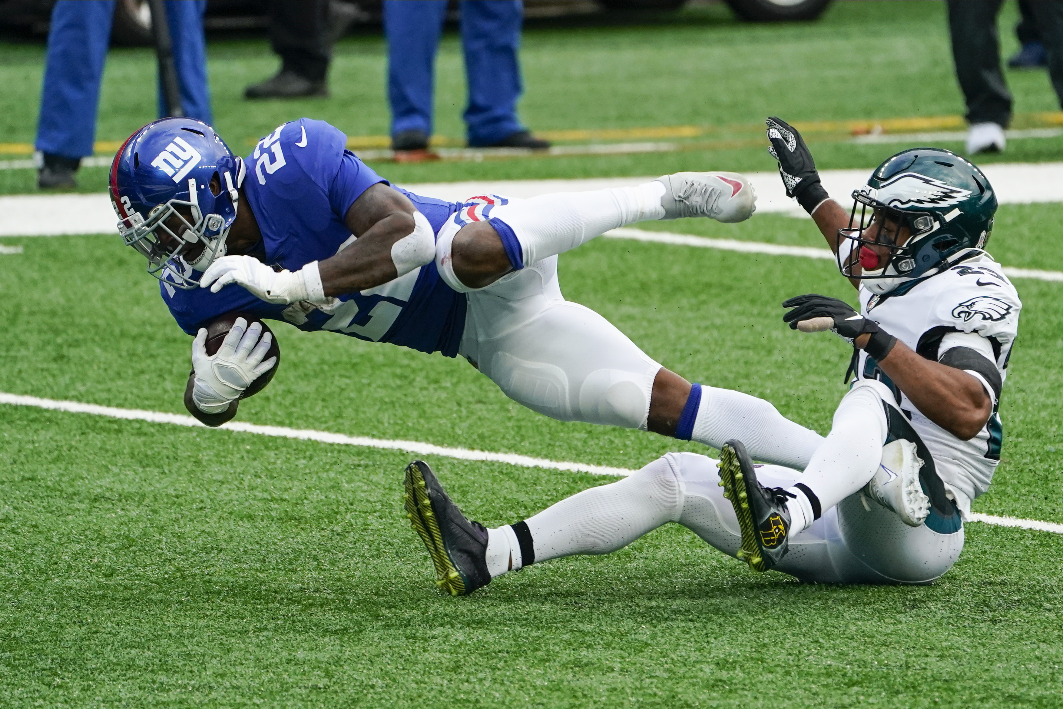 Giants beat Eagles 27-17, tighten NFC East race