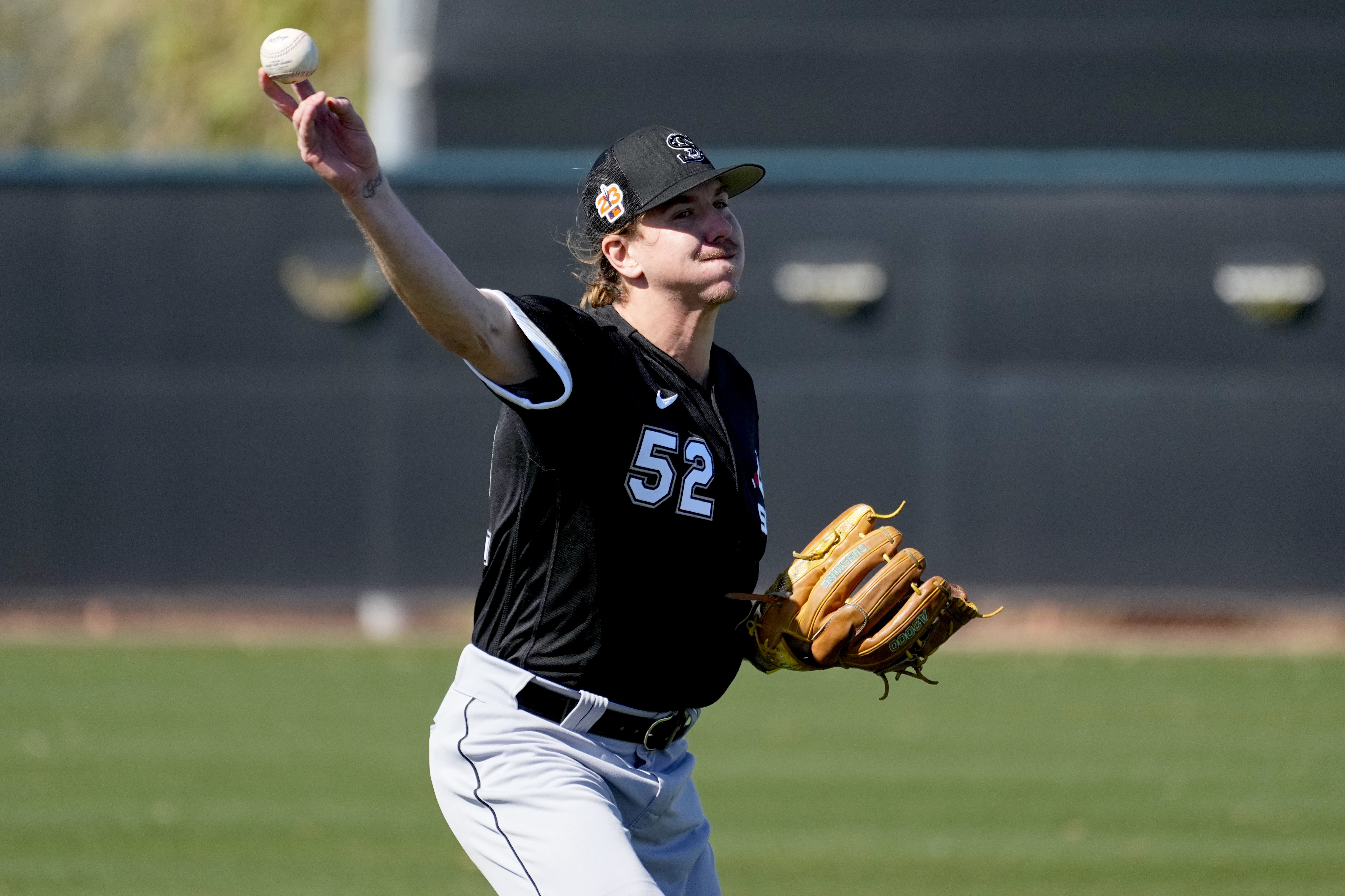 MLB launches probe into White Sox pitcher Mike Clevinger for 'abusing the  mother of his daughter